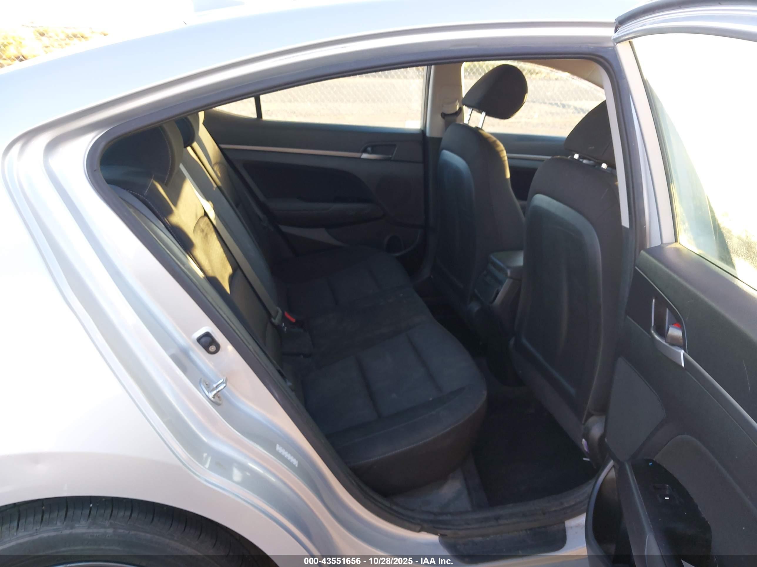 HYUNDAI ELANTRA image 8