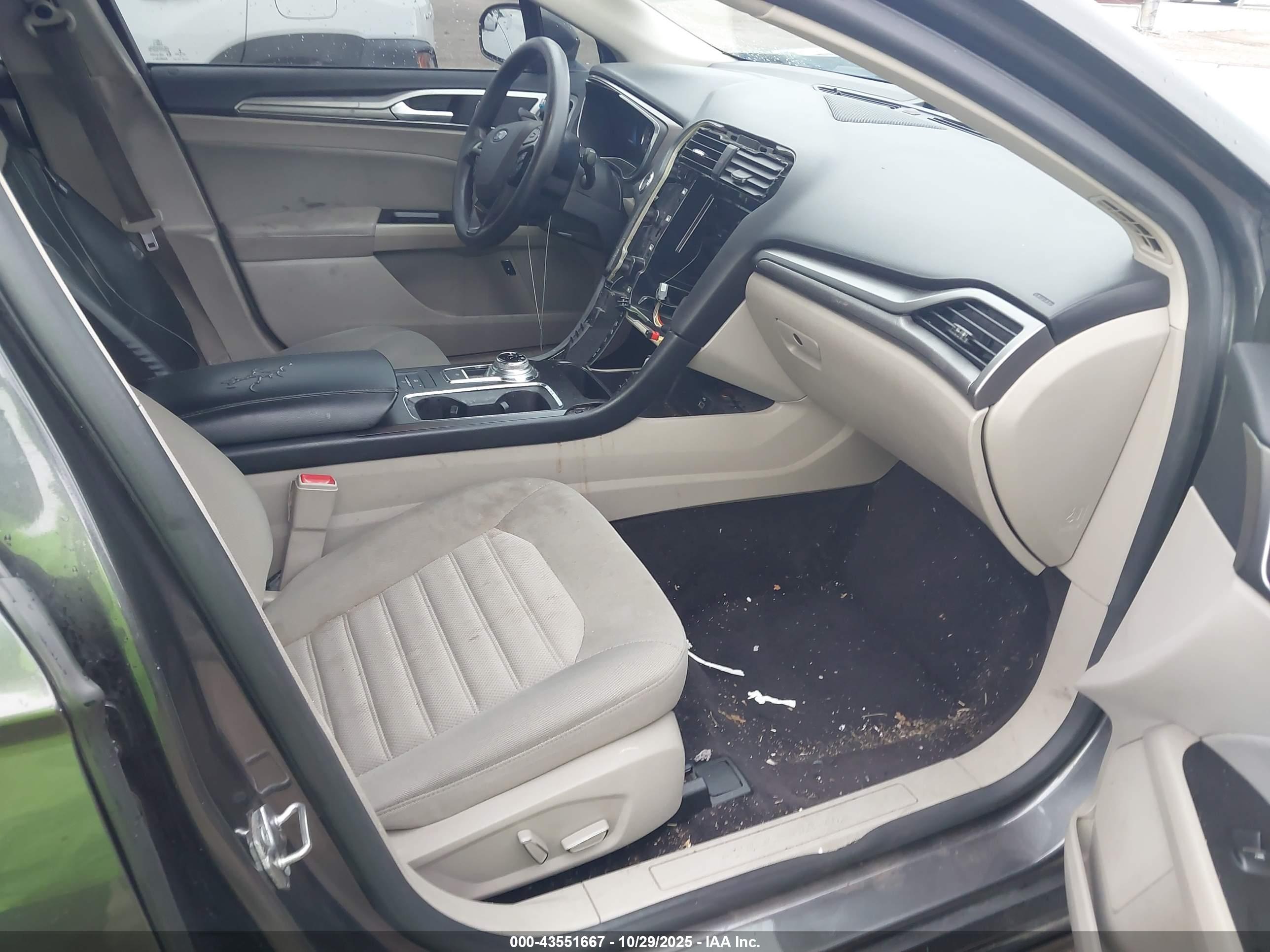 FORD FUSION image 5