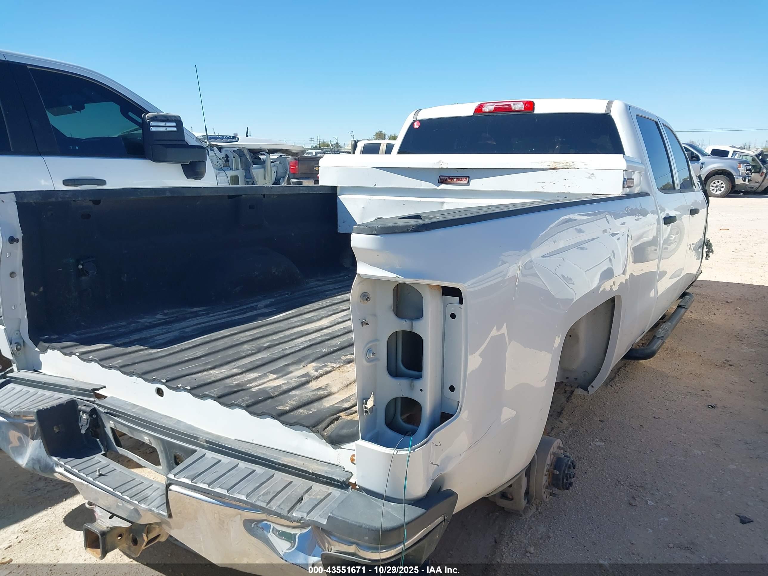 CHEVROLET SILVERADO image 4
