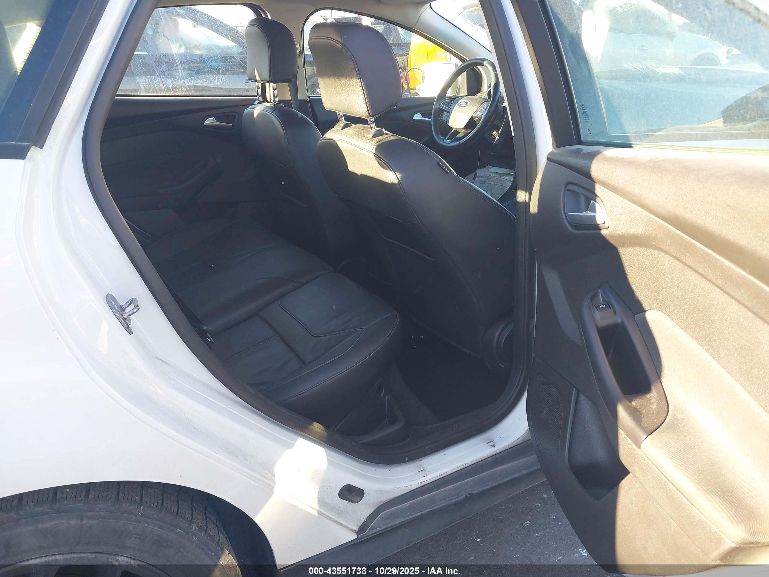 FORD FOCUS image 8