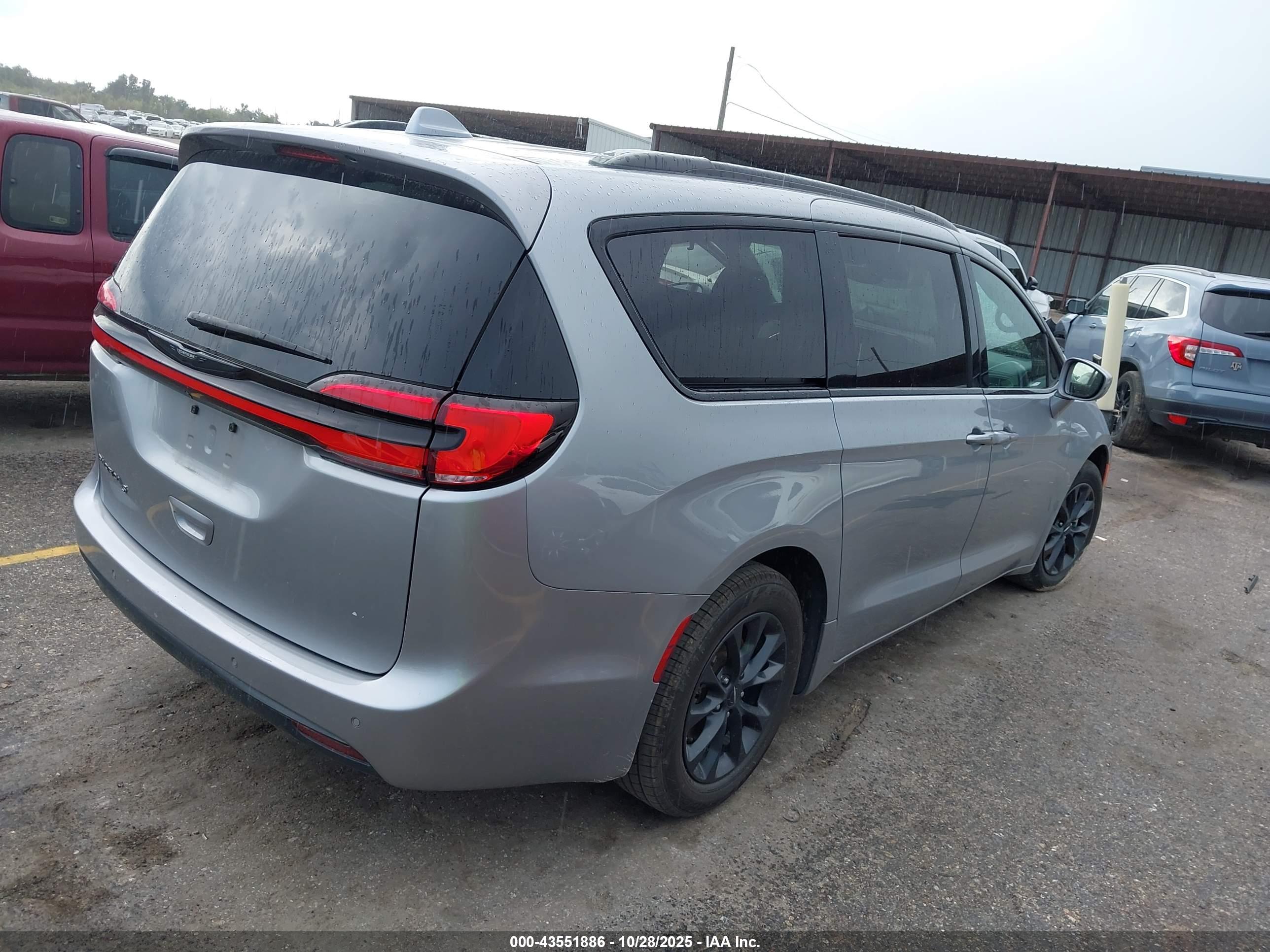 CHRYSLER PACIFICA image 4