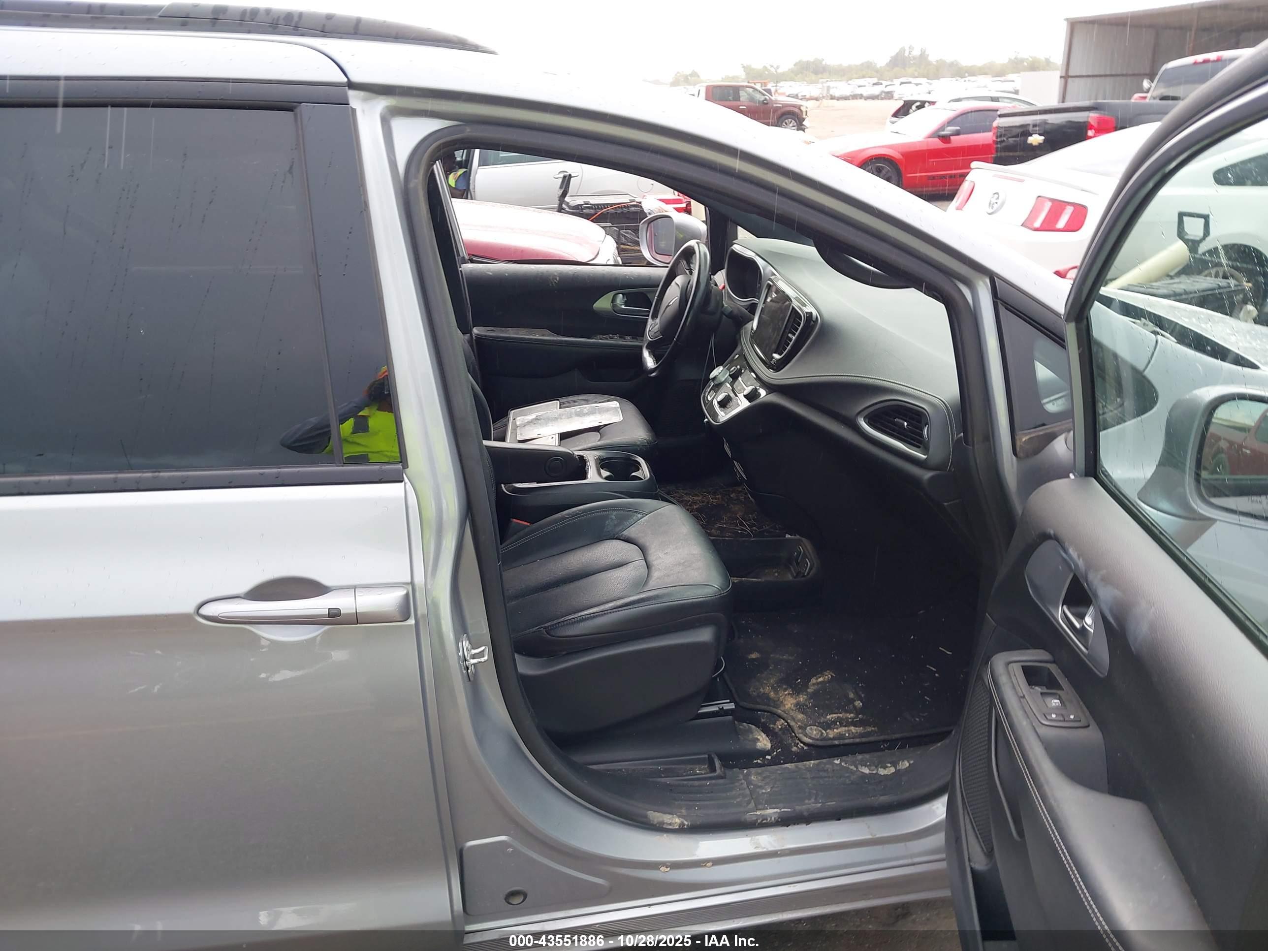 CHRYSLER PACIFICA image 5