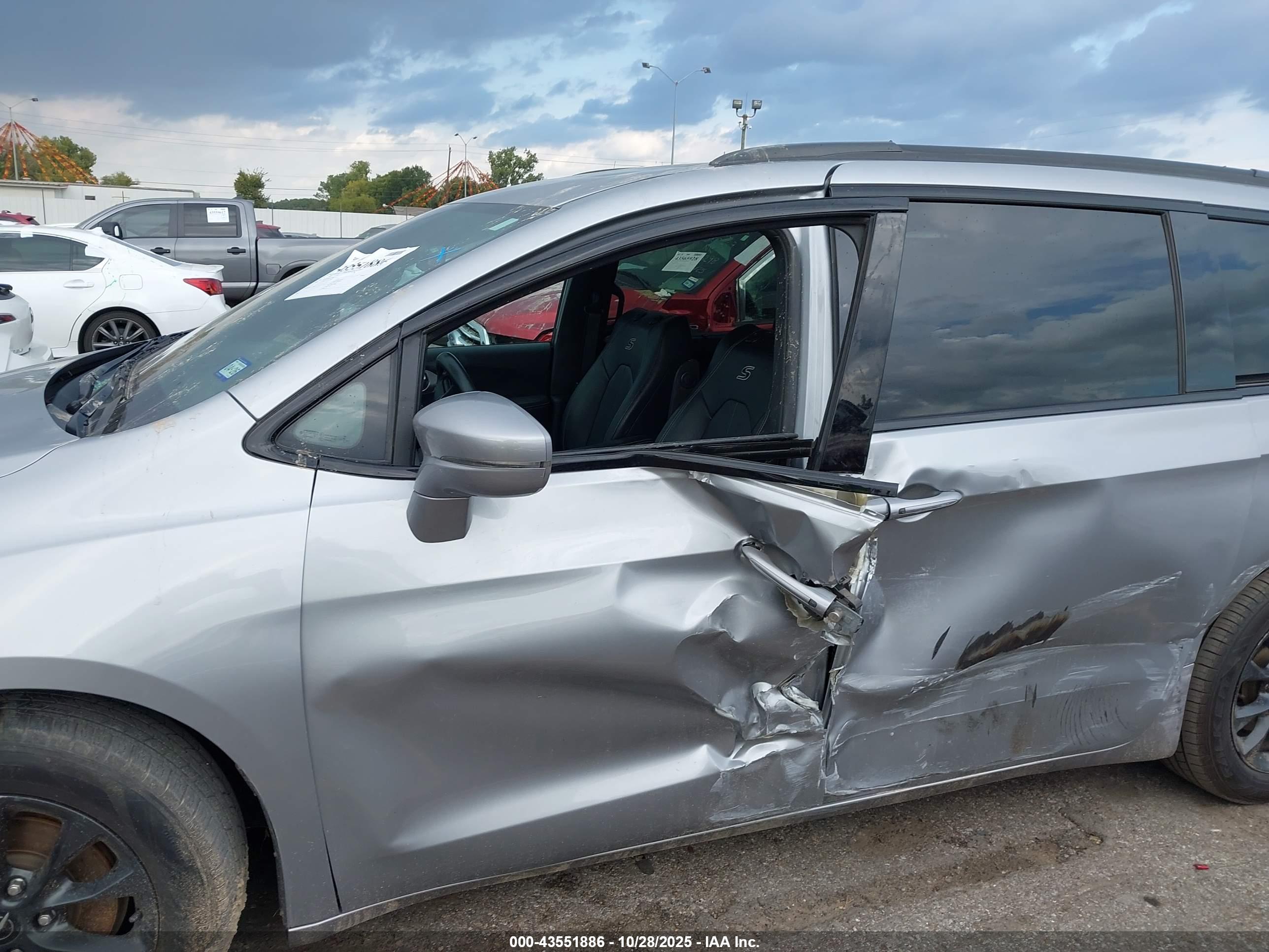 CHRYSLER PACIFICA image 6