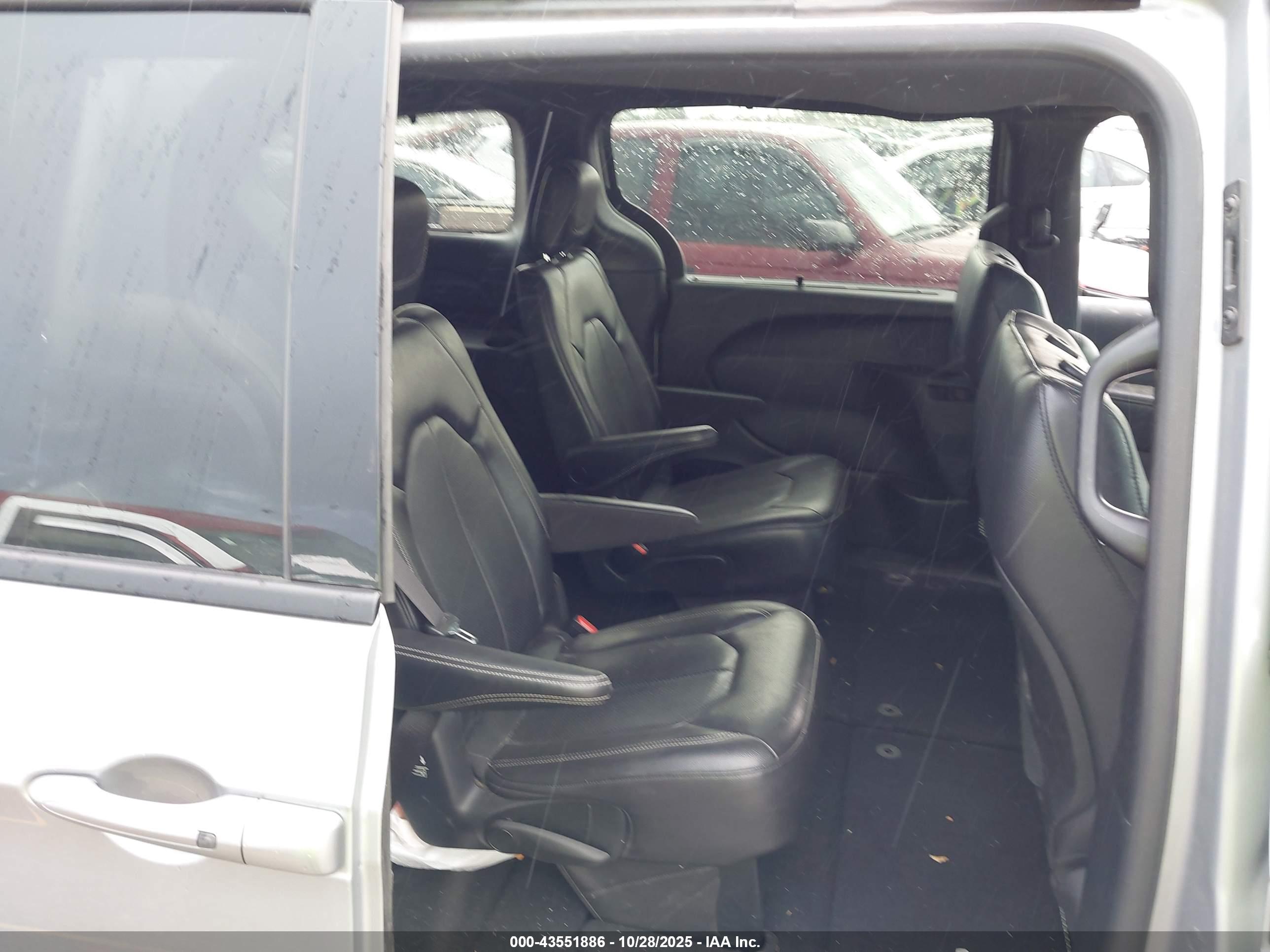 CHRYSLER PACIFICA image 8