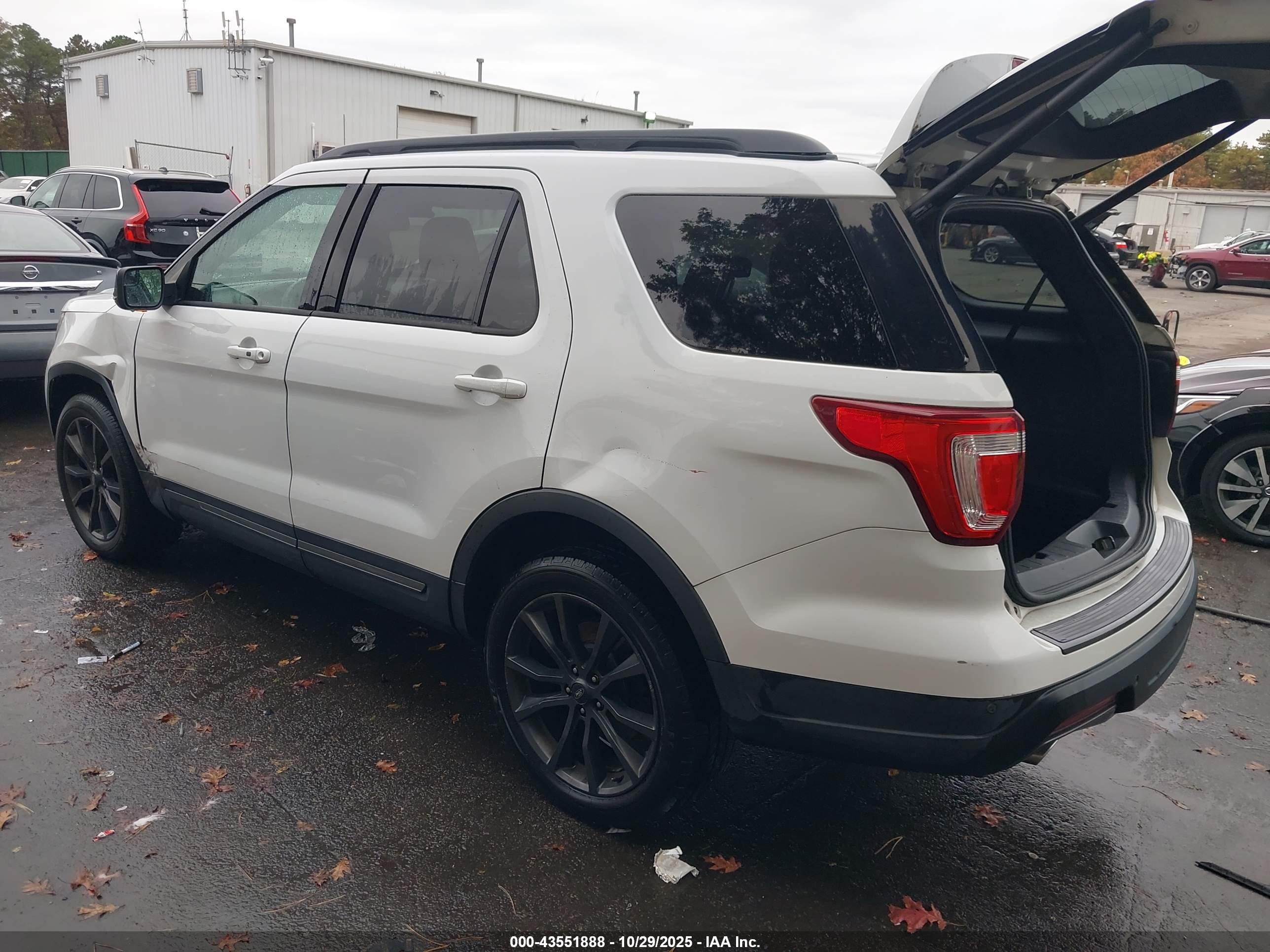 FORD EXPLORER image 3