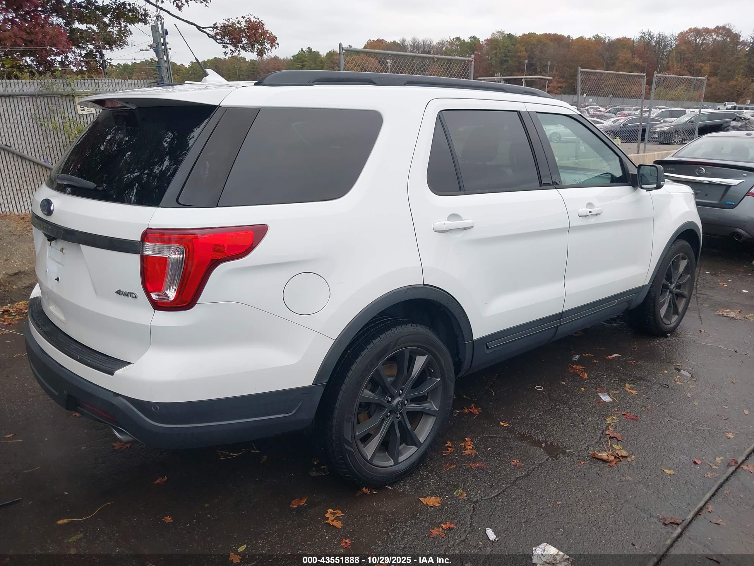 FORD EXPLORER image 4