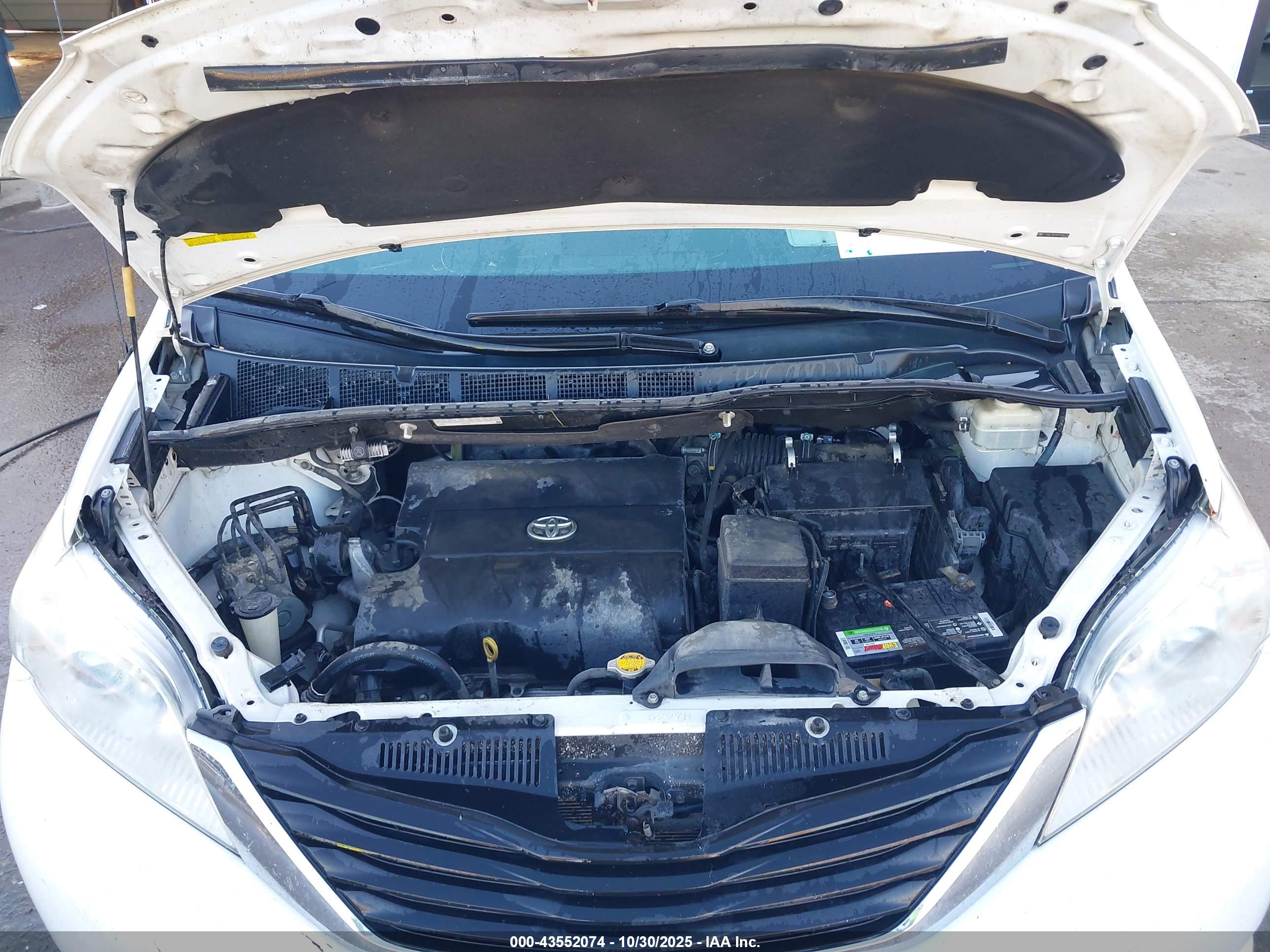 TOYOTA SIENNA image 10