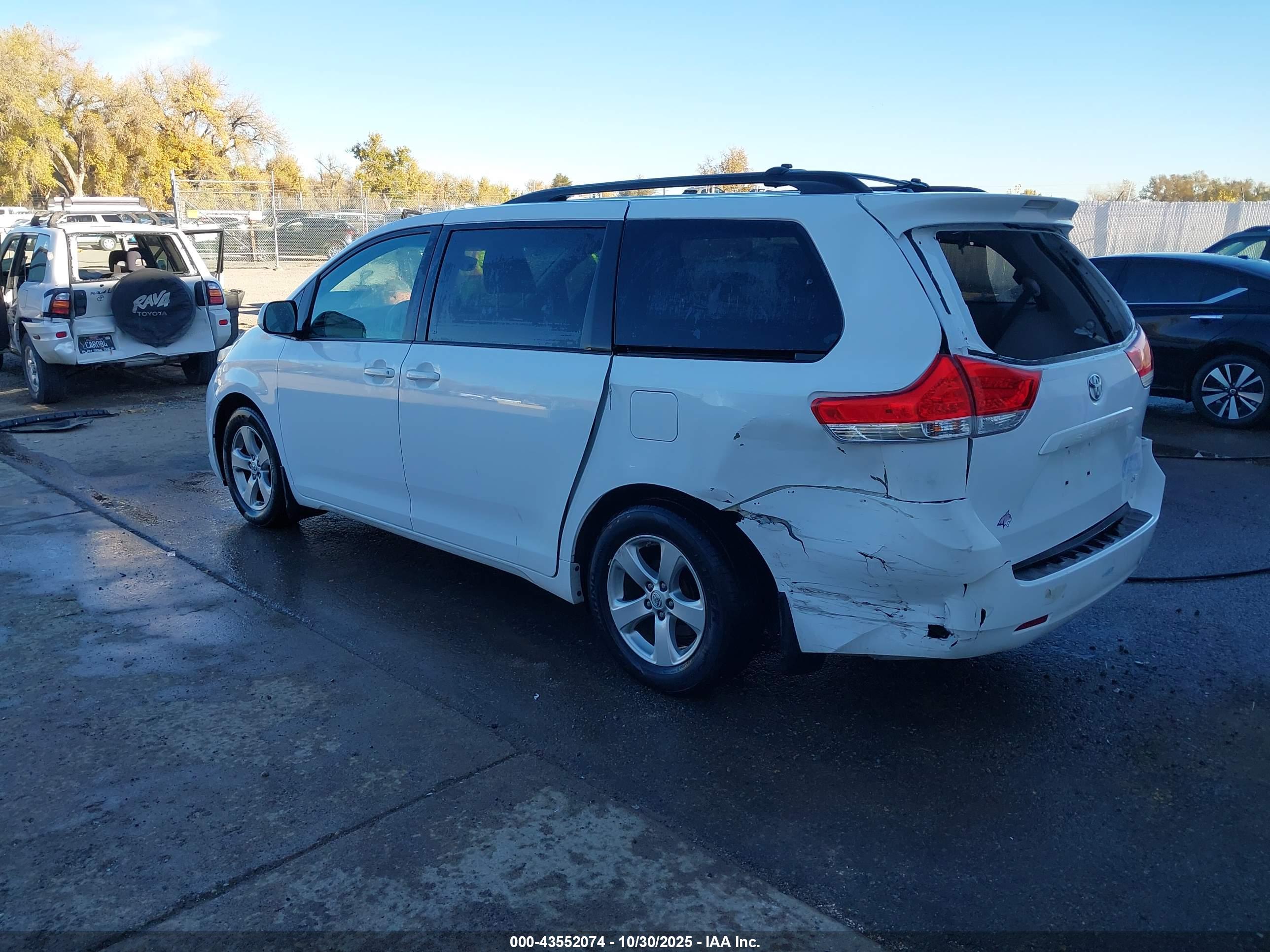 TOYOTA SIENNA image 3