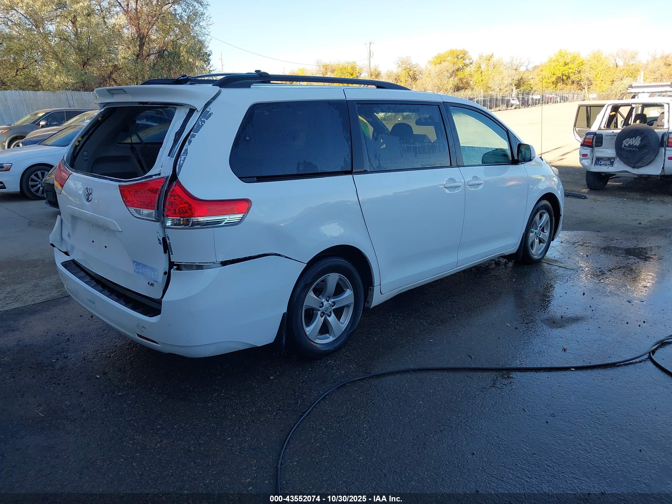 TOYOTA SIENNA image 4