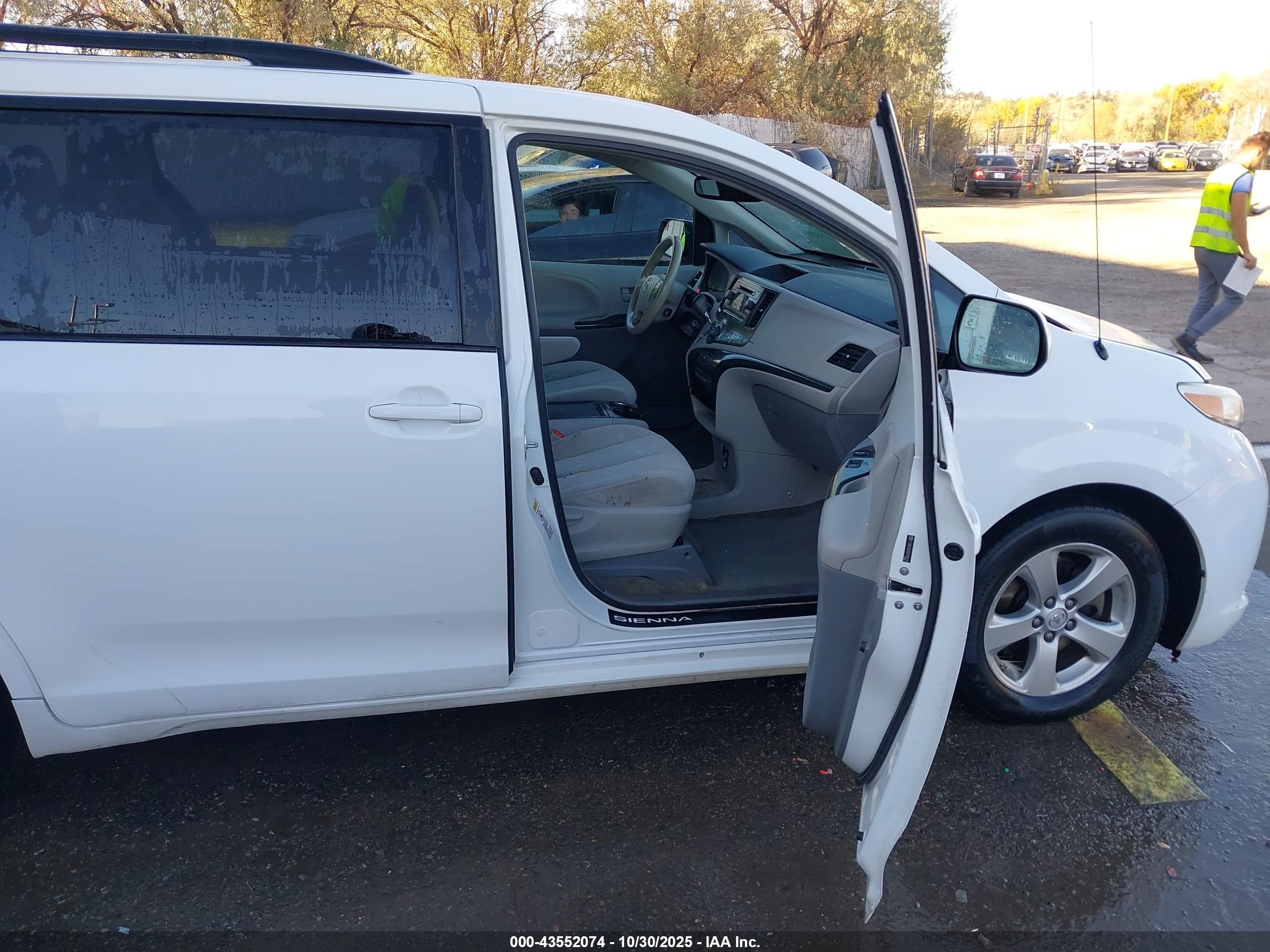 TOYOTA SIENNA image 5