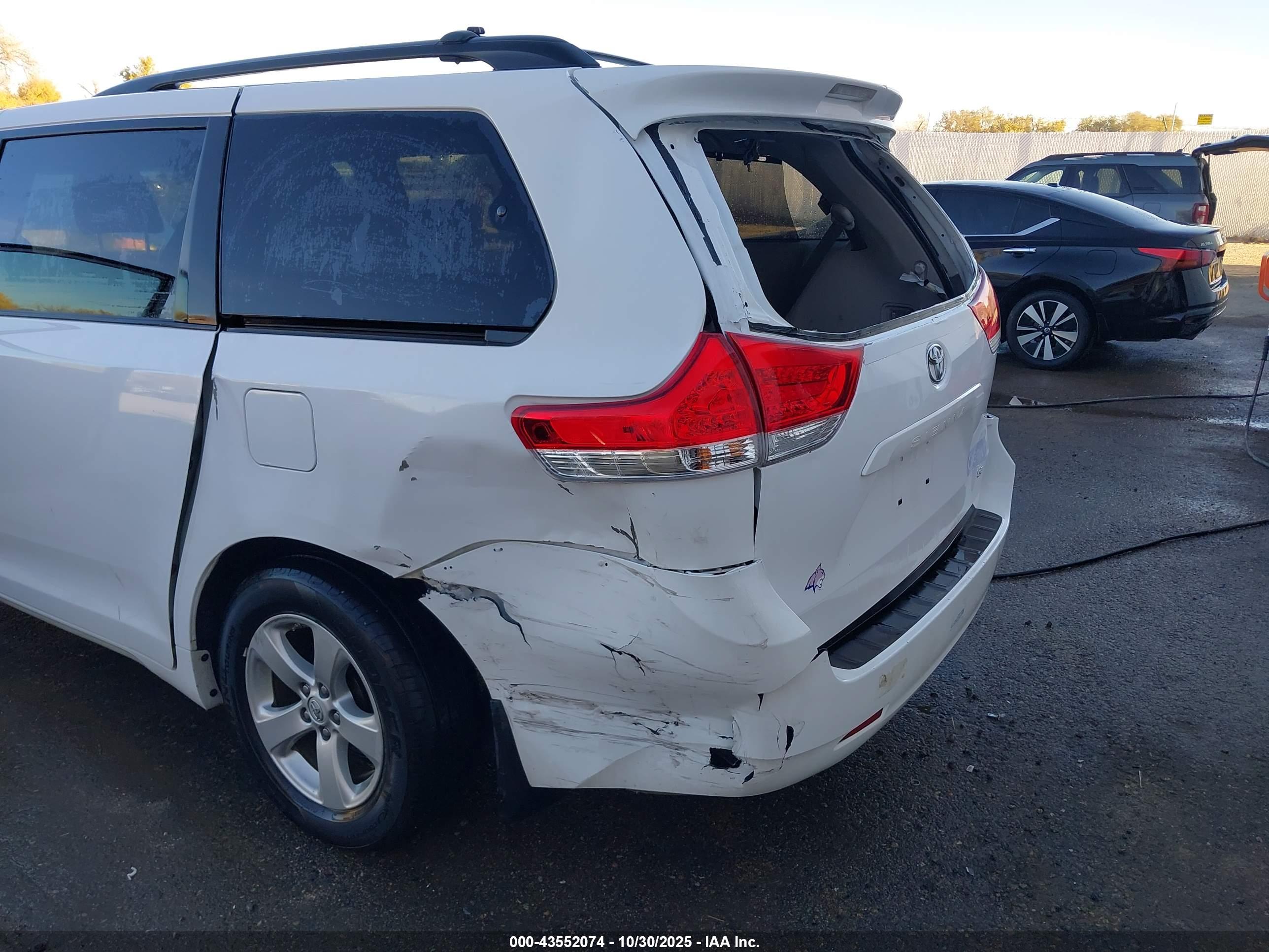TOYOTA SIENNA image 6