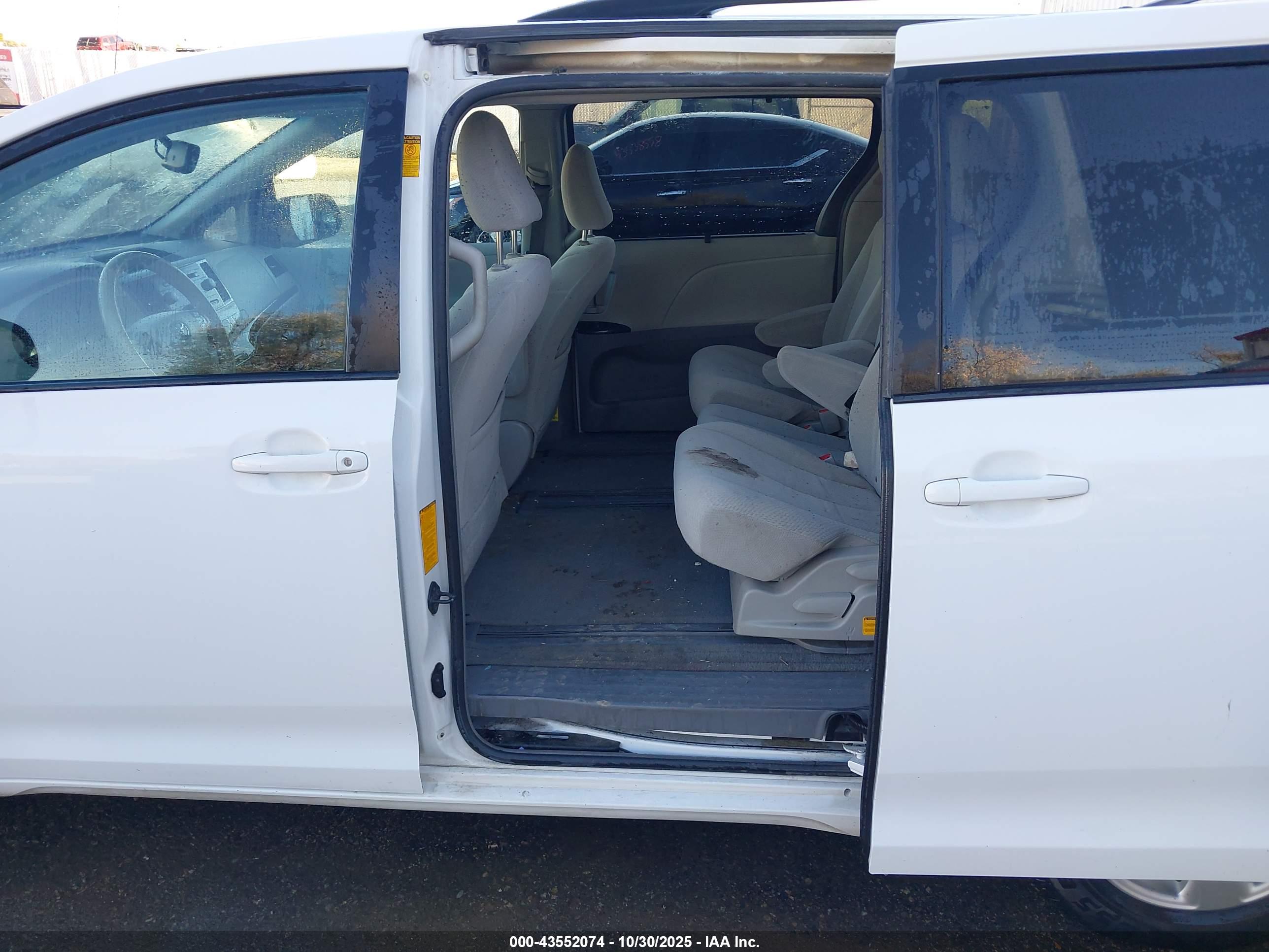TOYOTA SIENNA image 8