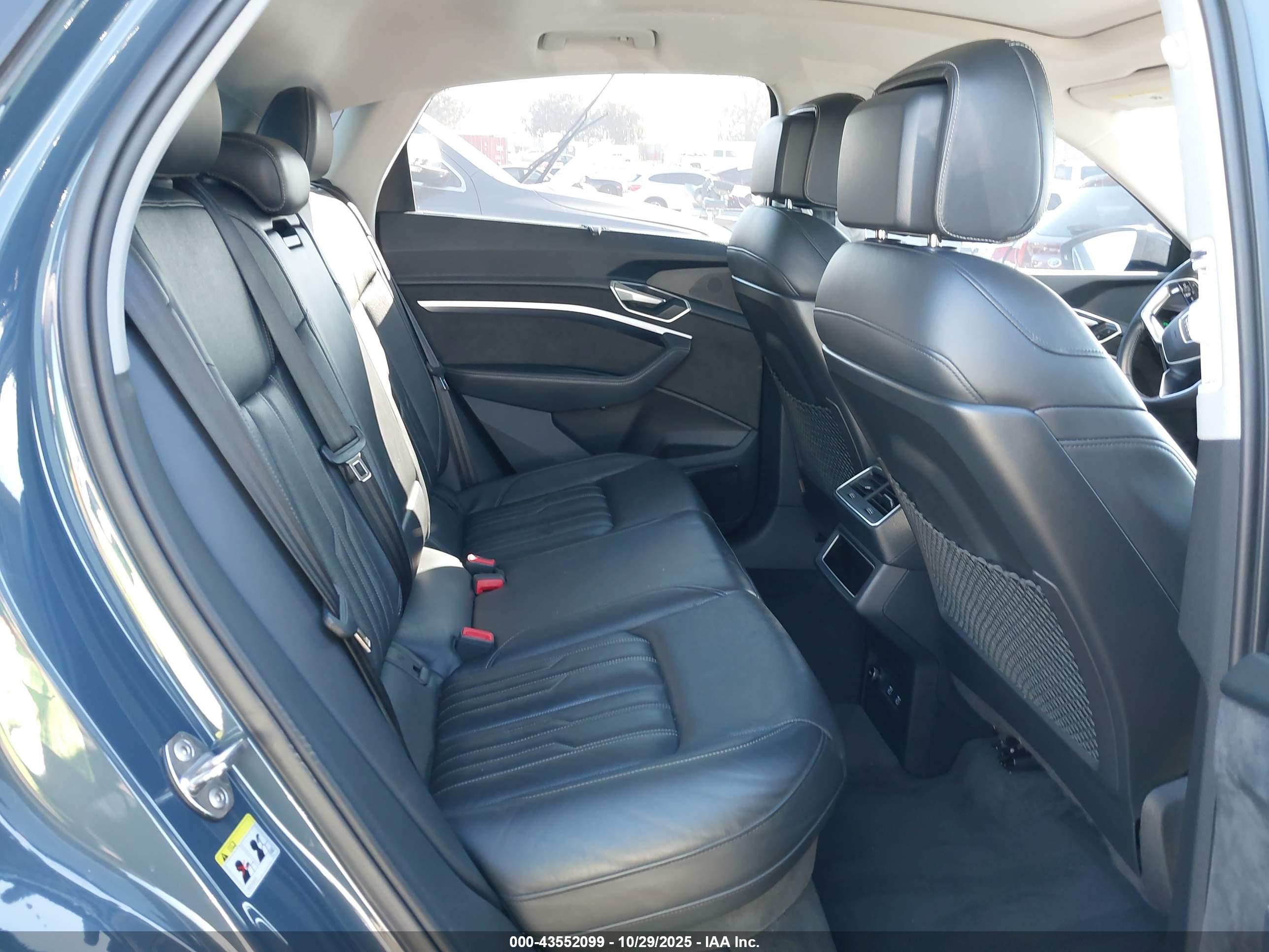 AUDI E-TRON image 8