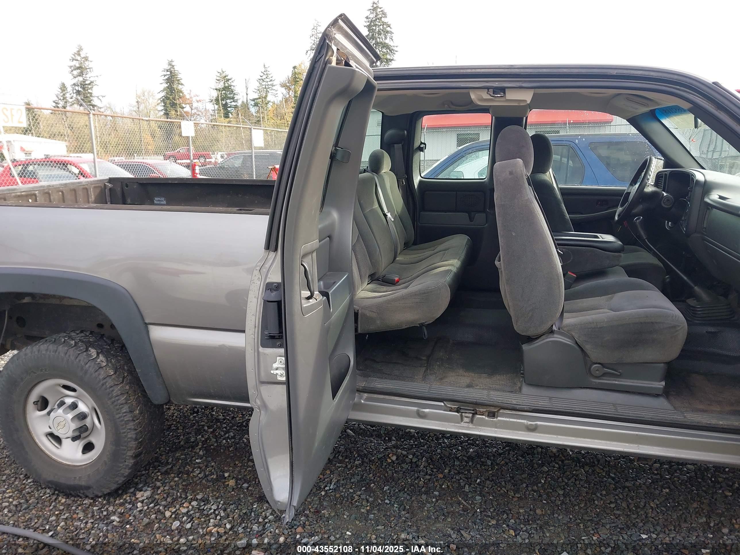 CHEVROLET SILVERADO image 8