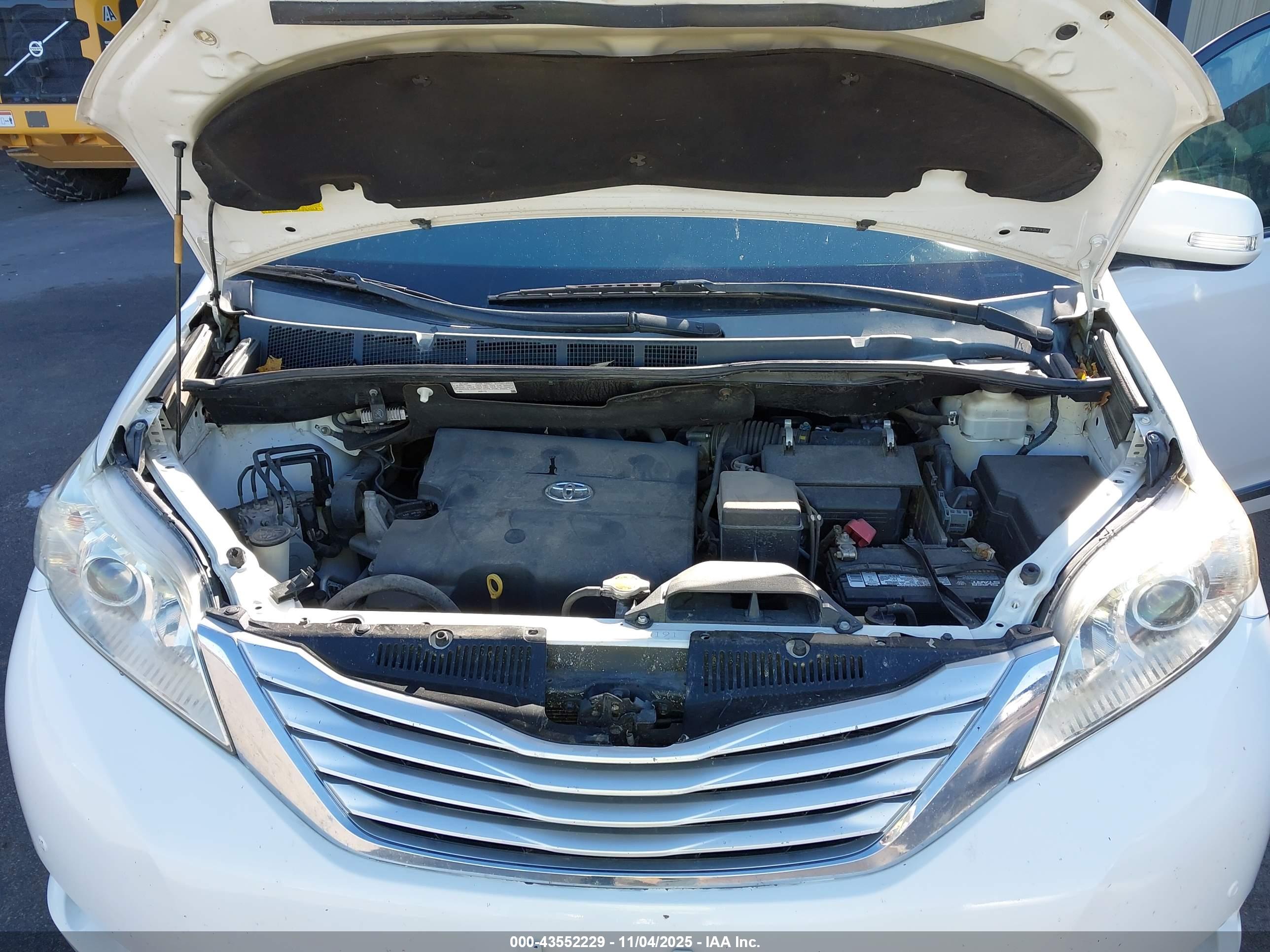 TOYOTA SIENNA image 10