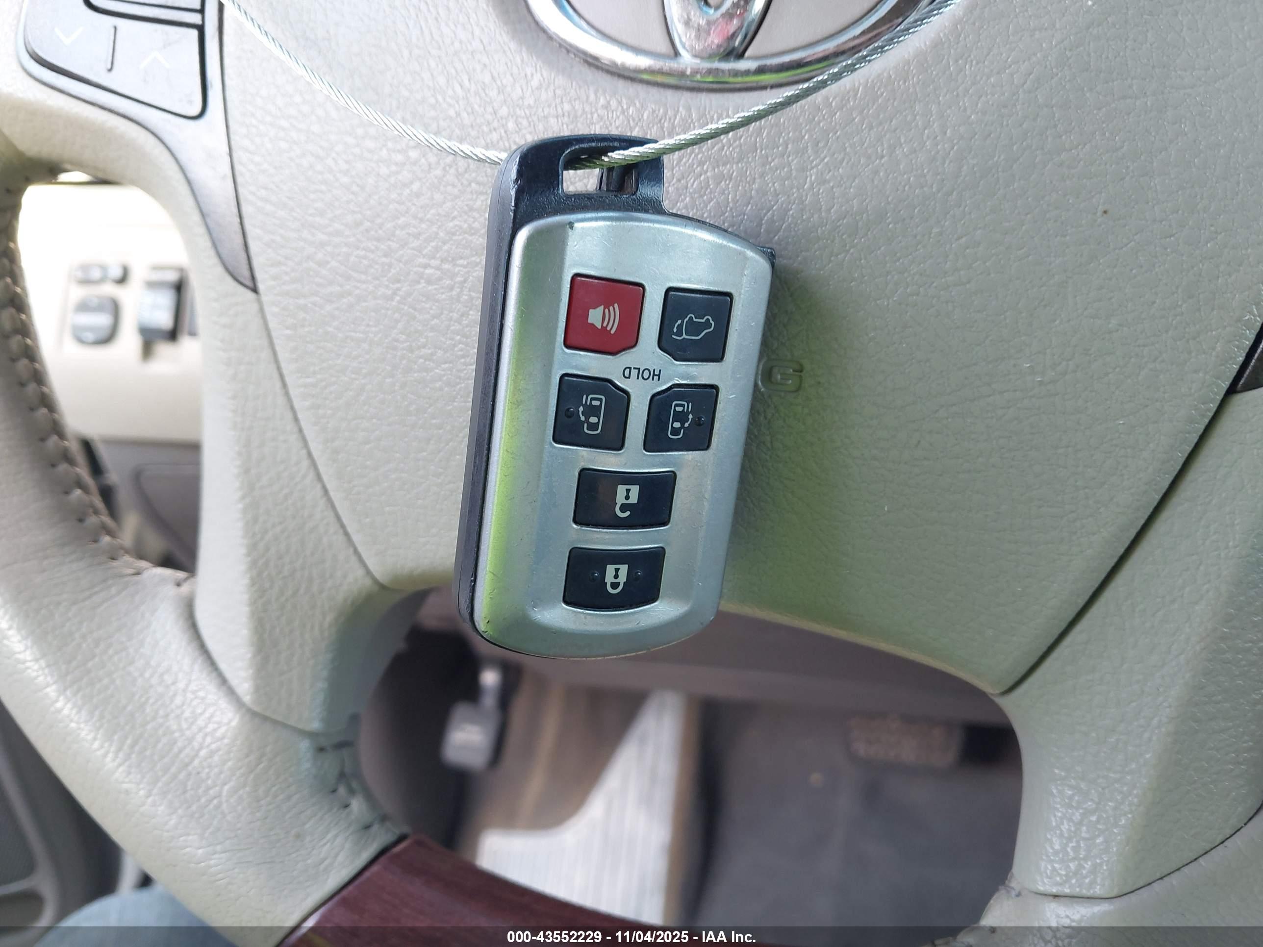 TOYOTA SIENNA image 11