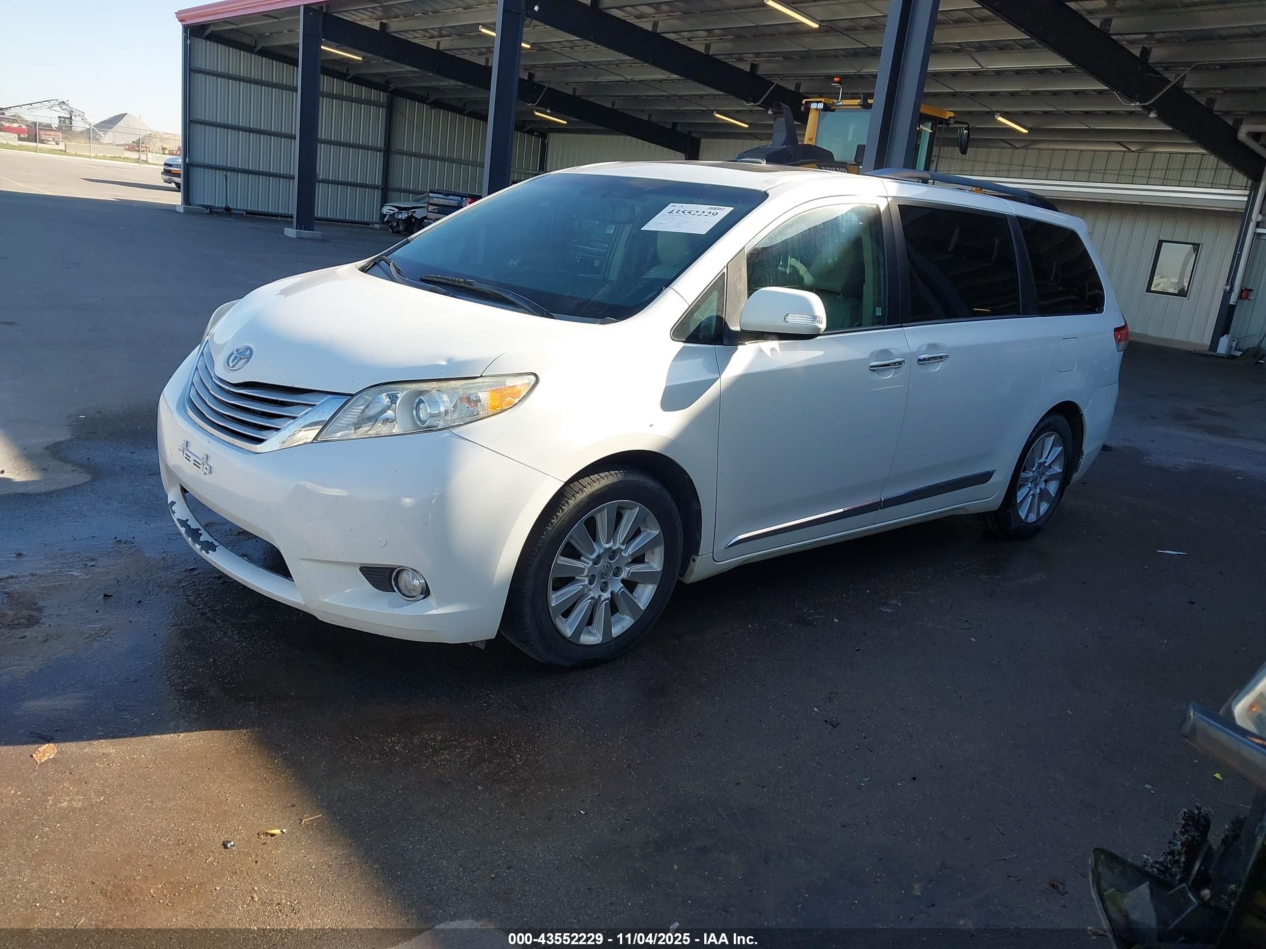 TOYOTA SIENNA image 2
