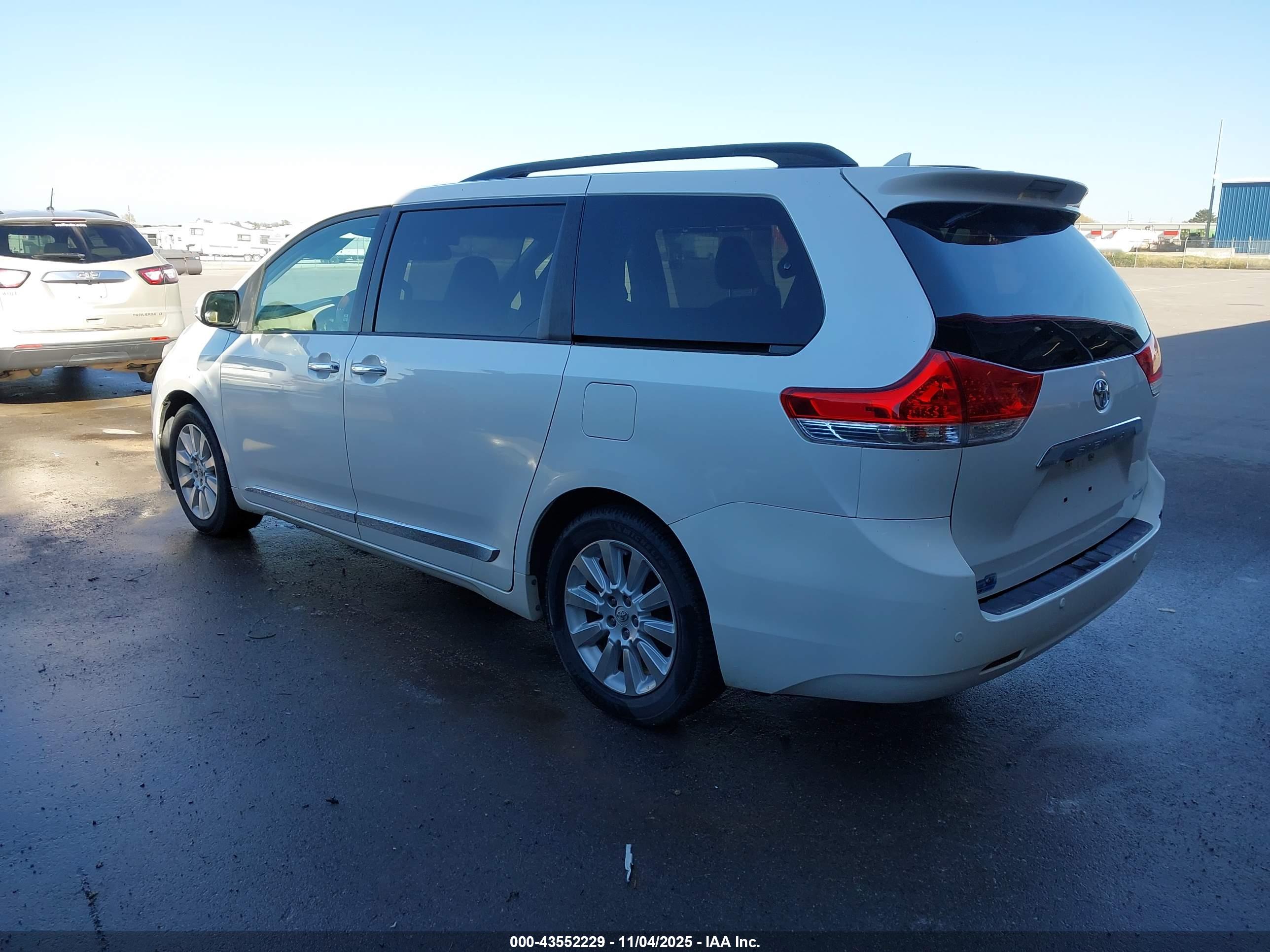 TOYOTA SIENNA image 3