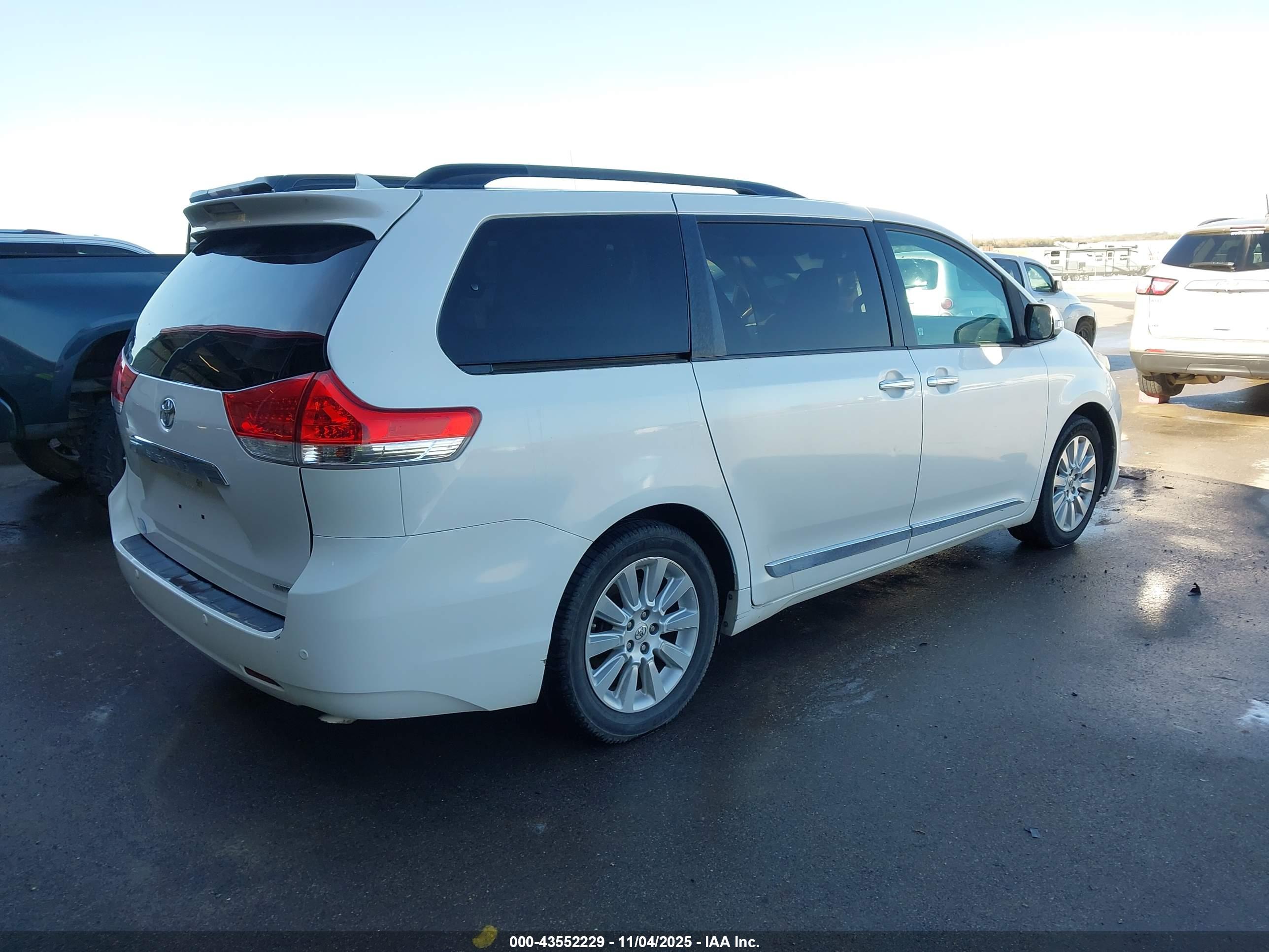 TOYOTA SIENNA image 4