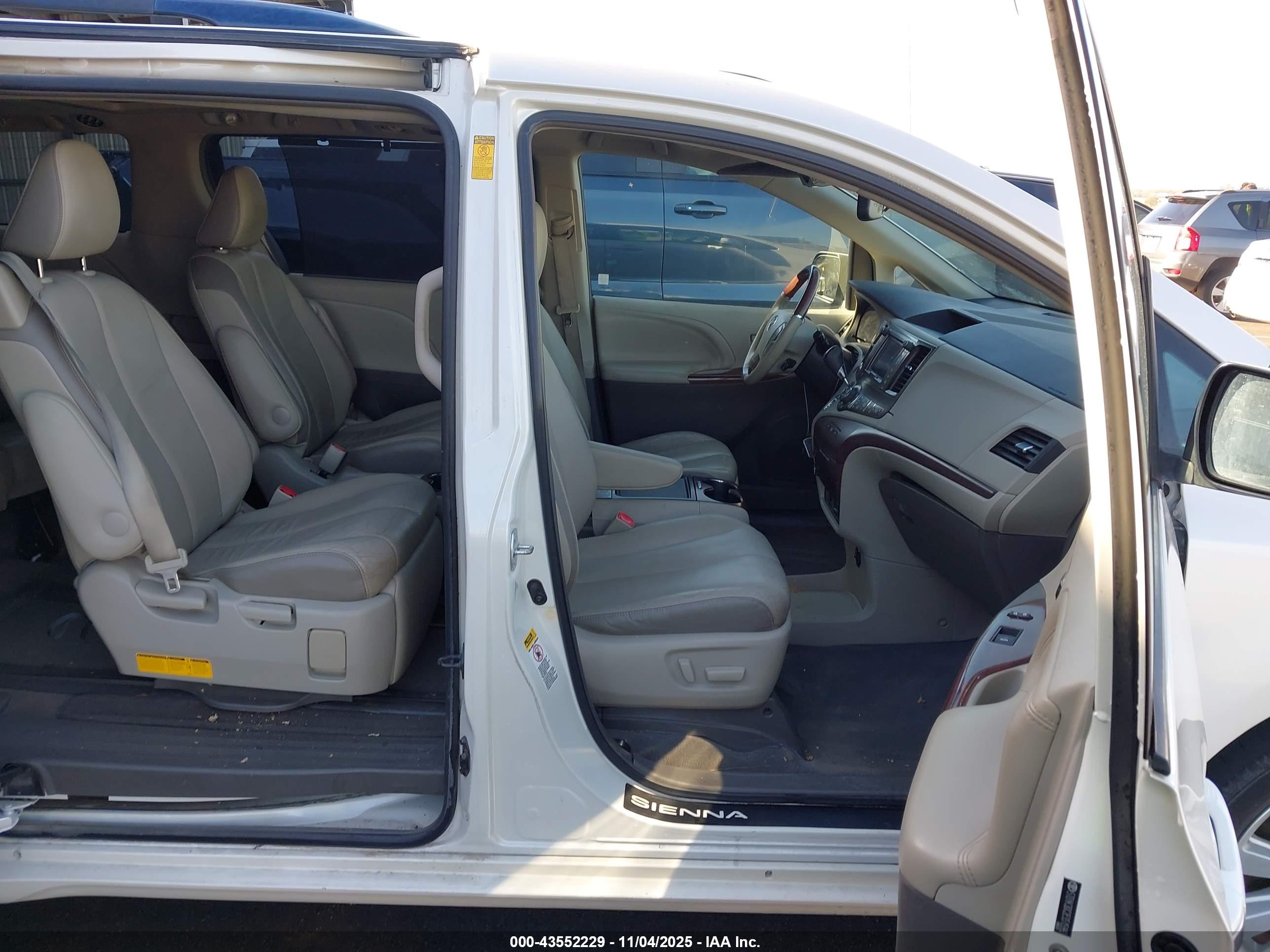 TOYOTA SIENNA image 5