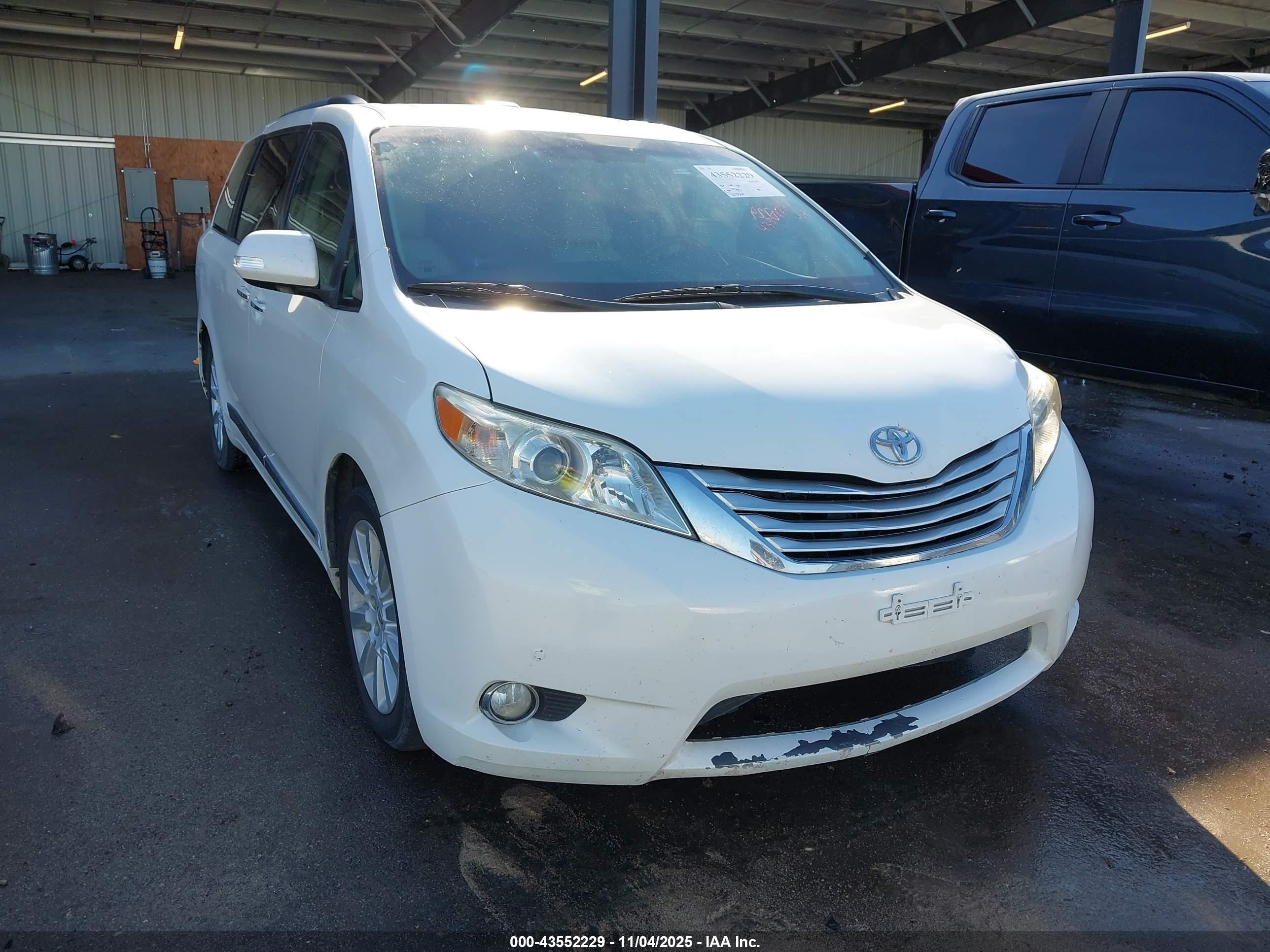 TOYOTA SIENNA image 6