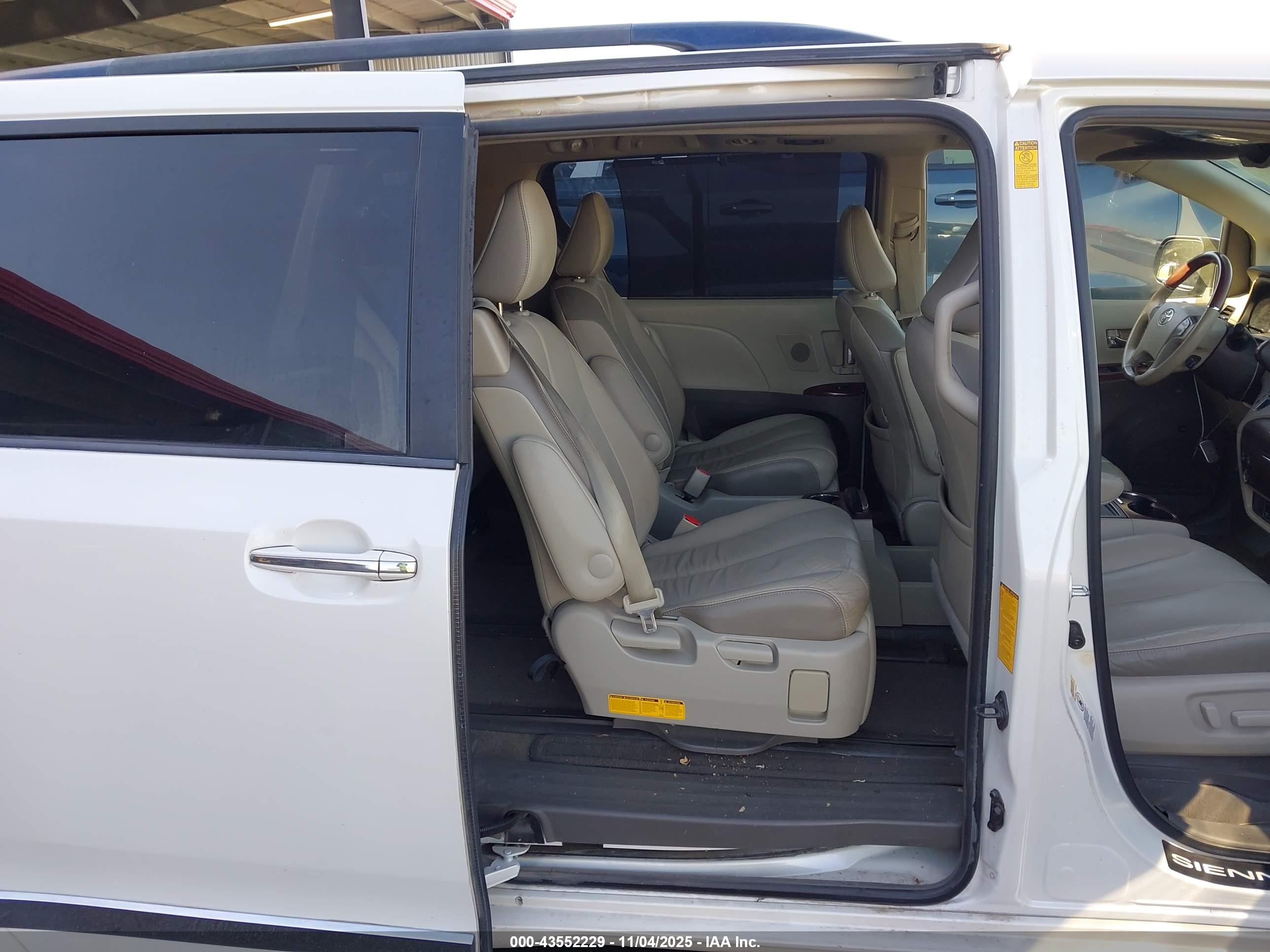TOYOTA SIENNA image 8