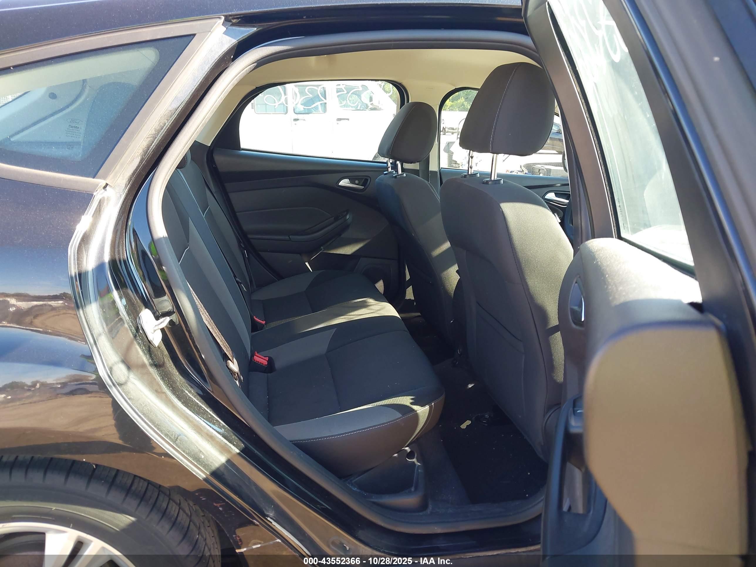 FORD FOCUS image 8