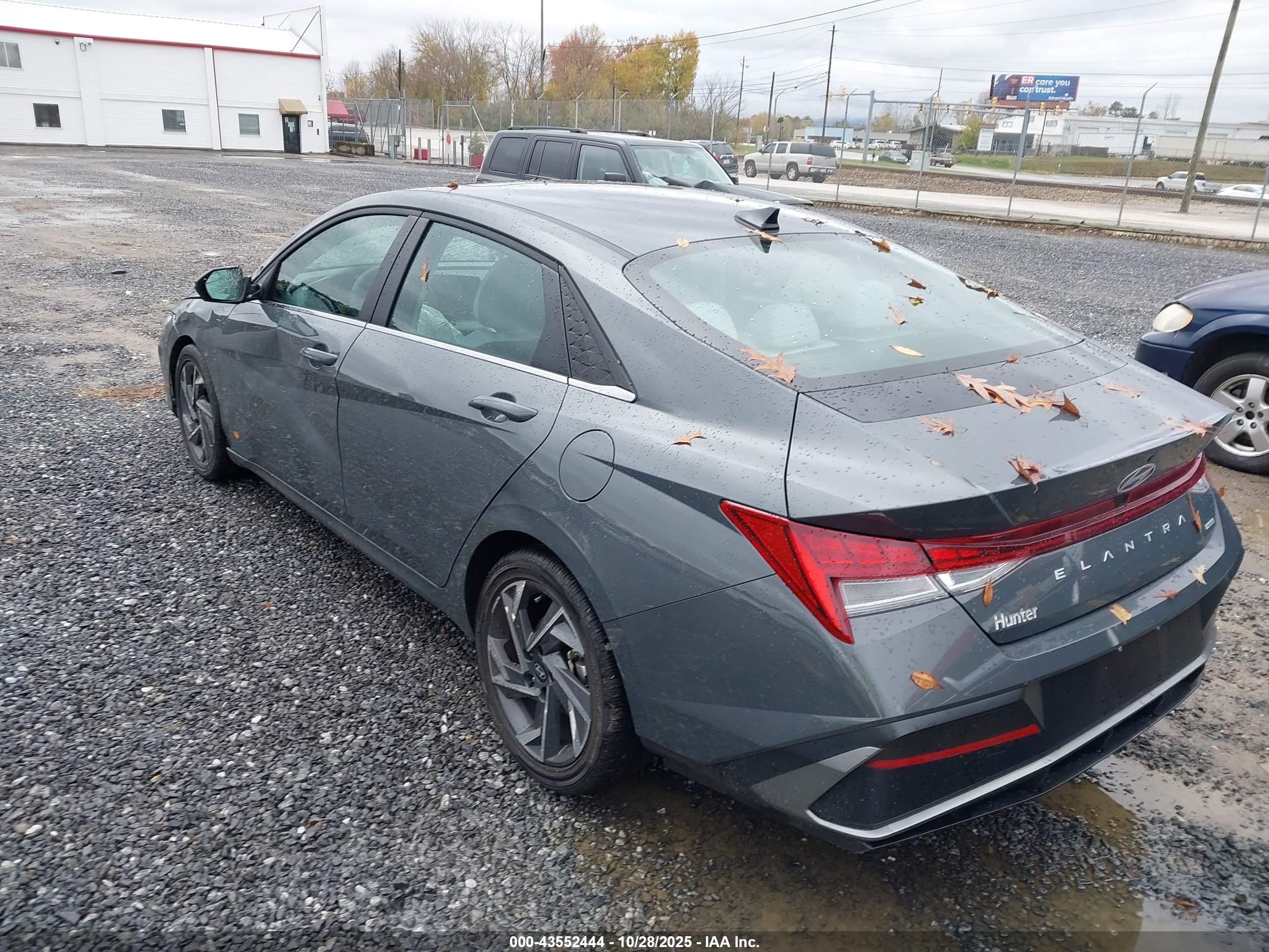 HYUNDAI ELANTRA image 3