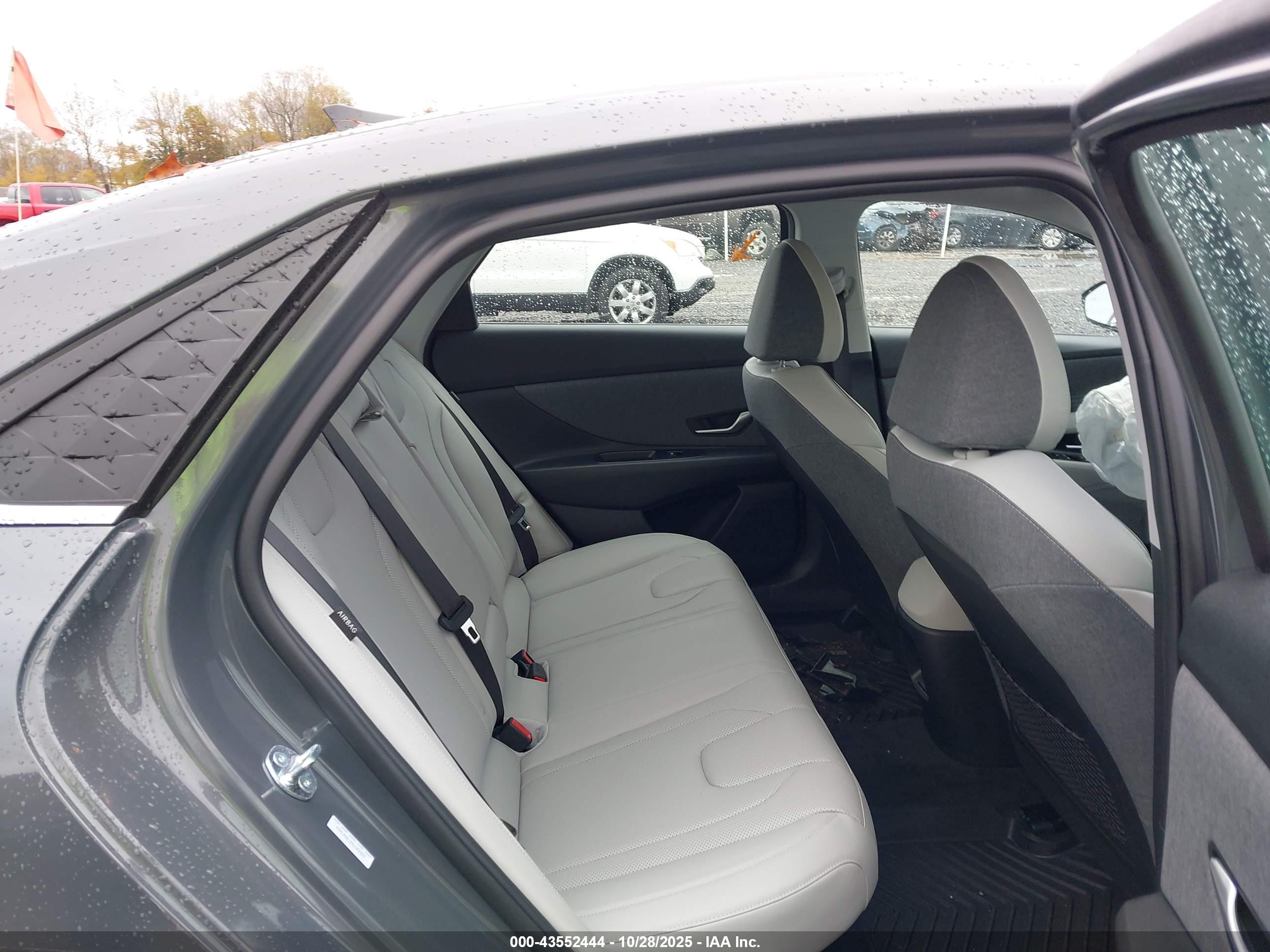 HYUNDAI ELANTRA image 8