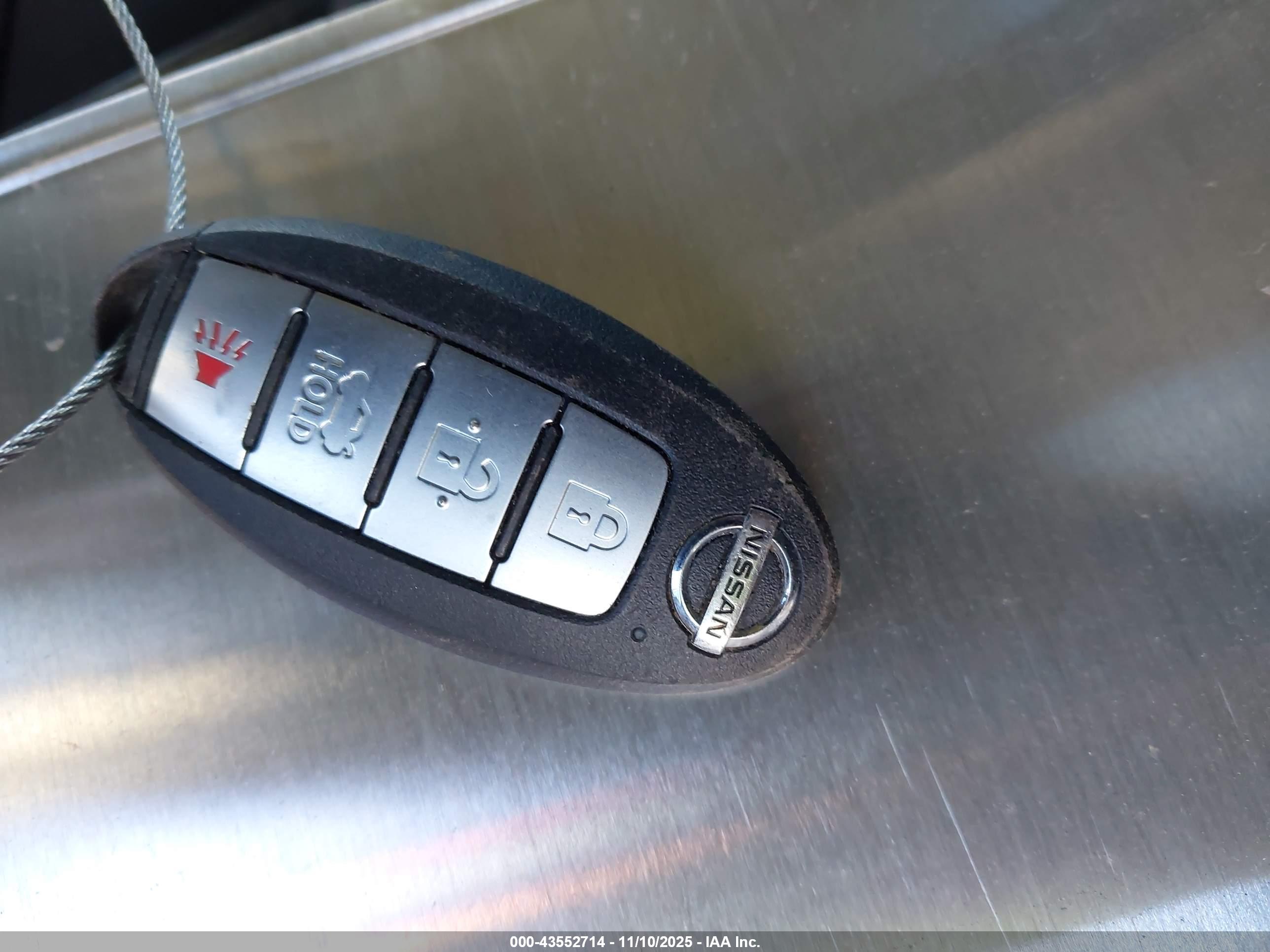 NISSAN VERSA image 11