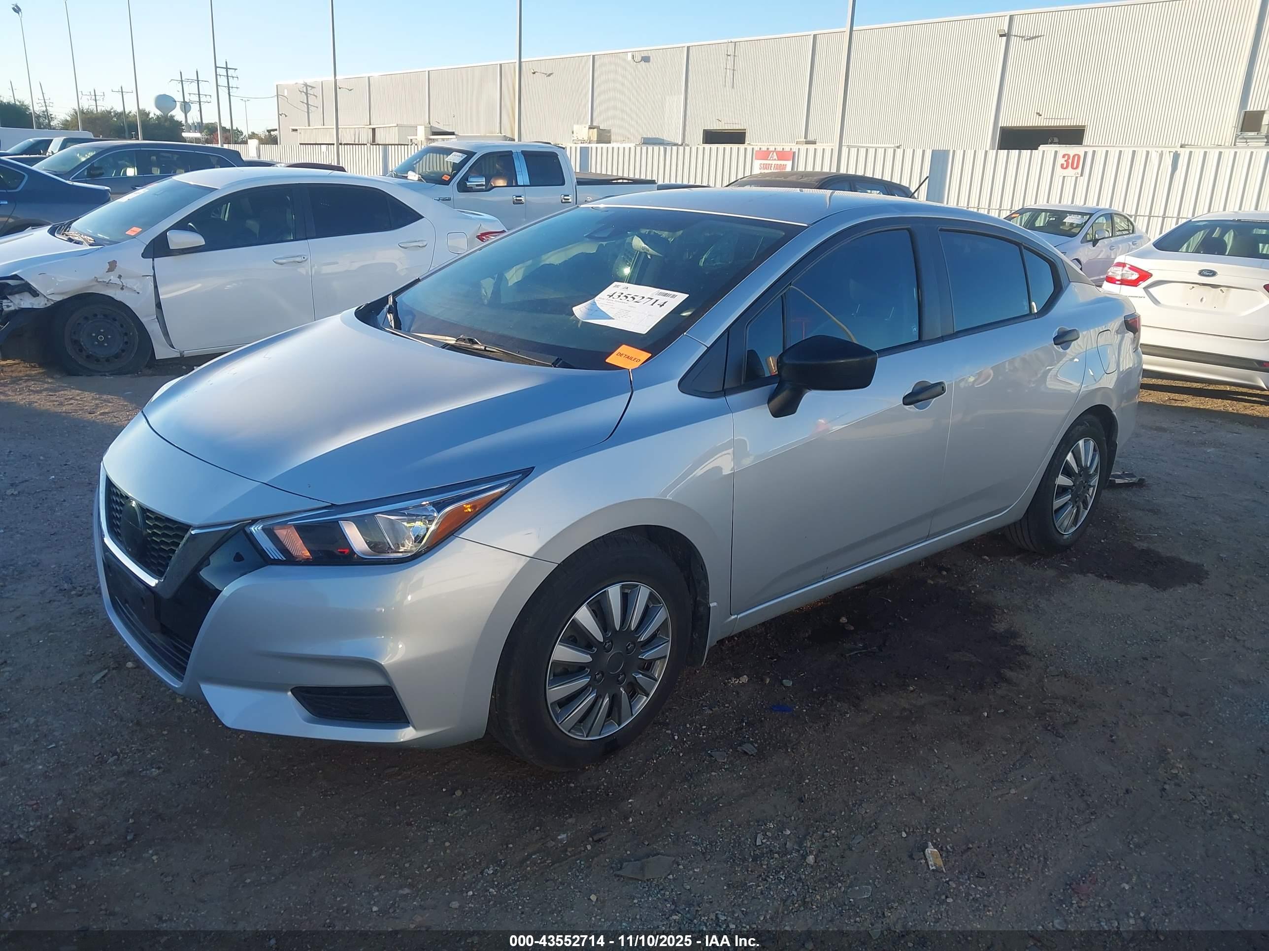 NISSAN VERSA image 2