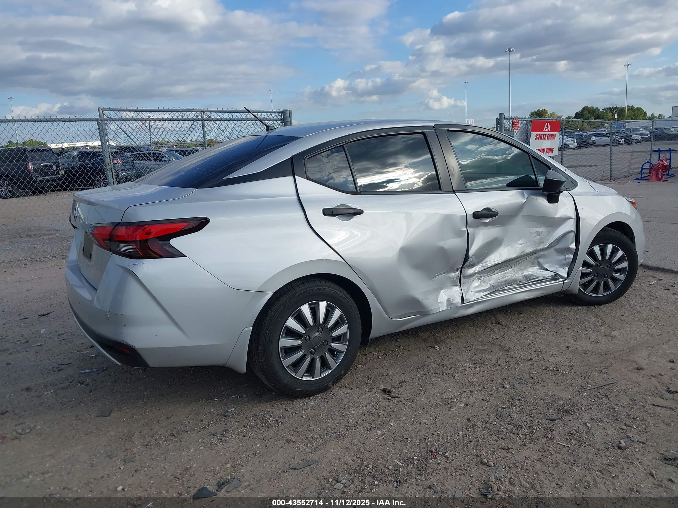NISSAN VERSA image 4