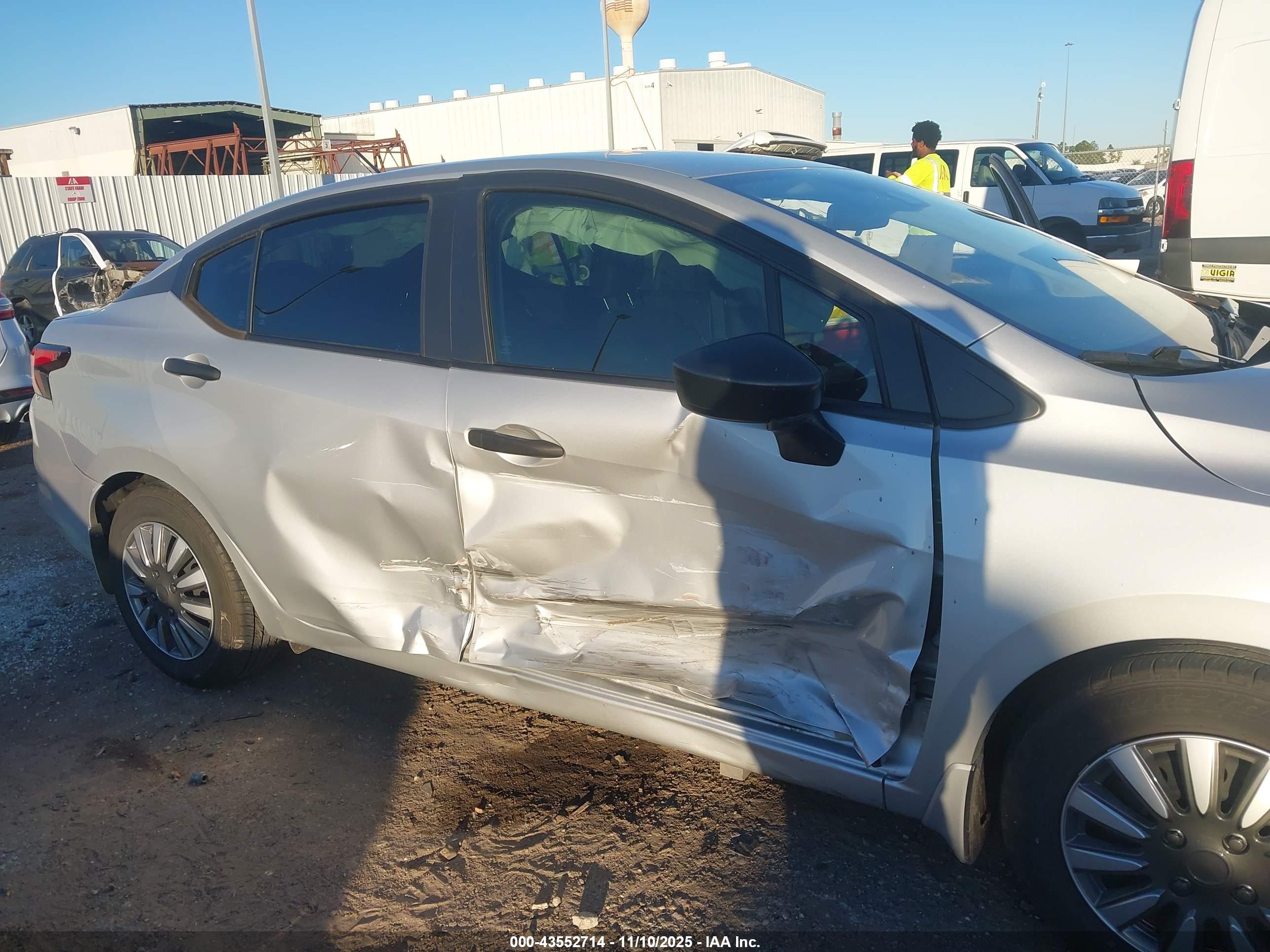 NISSAN VERSA image 6
