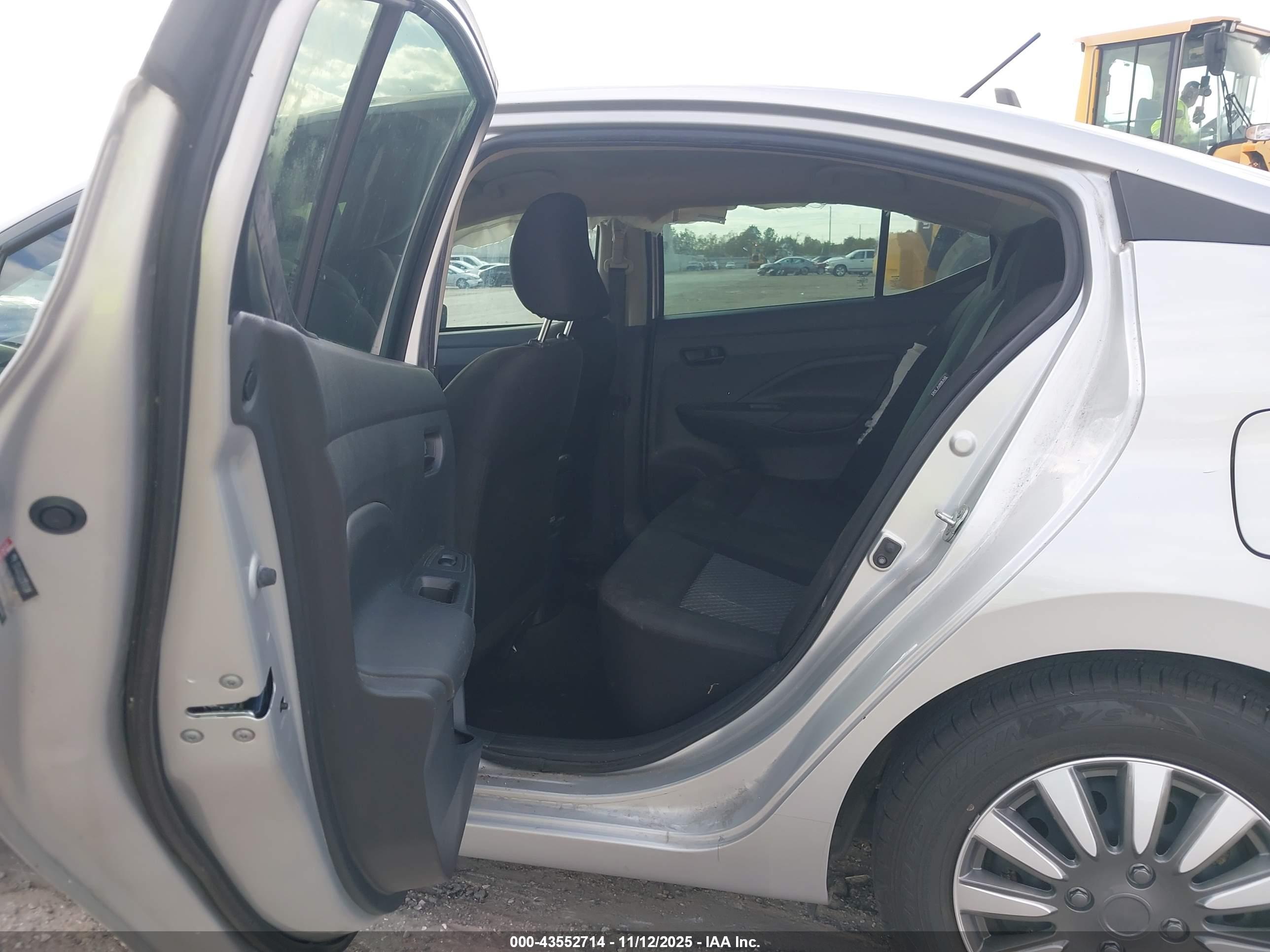 NISSAN VERSA image 8