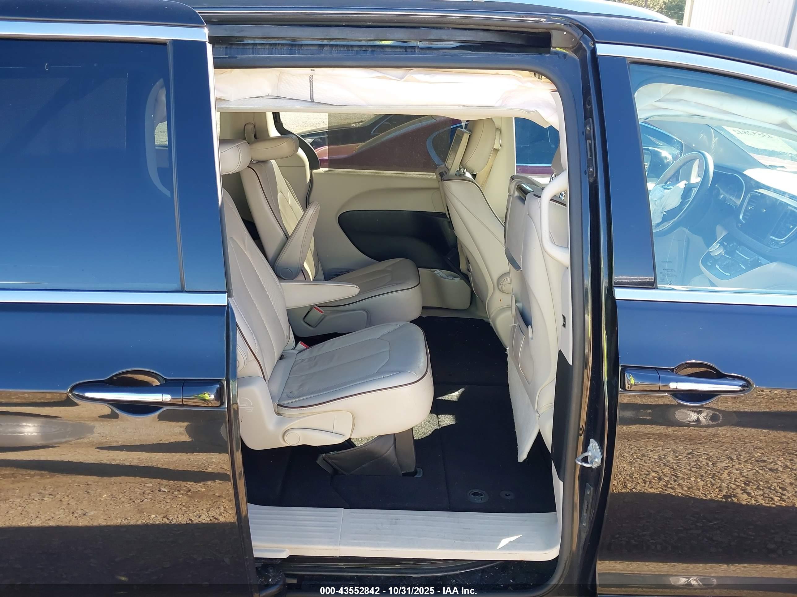 CHRYSLER PACIFICA image 8