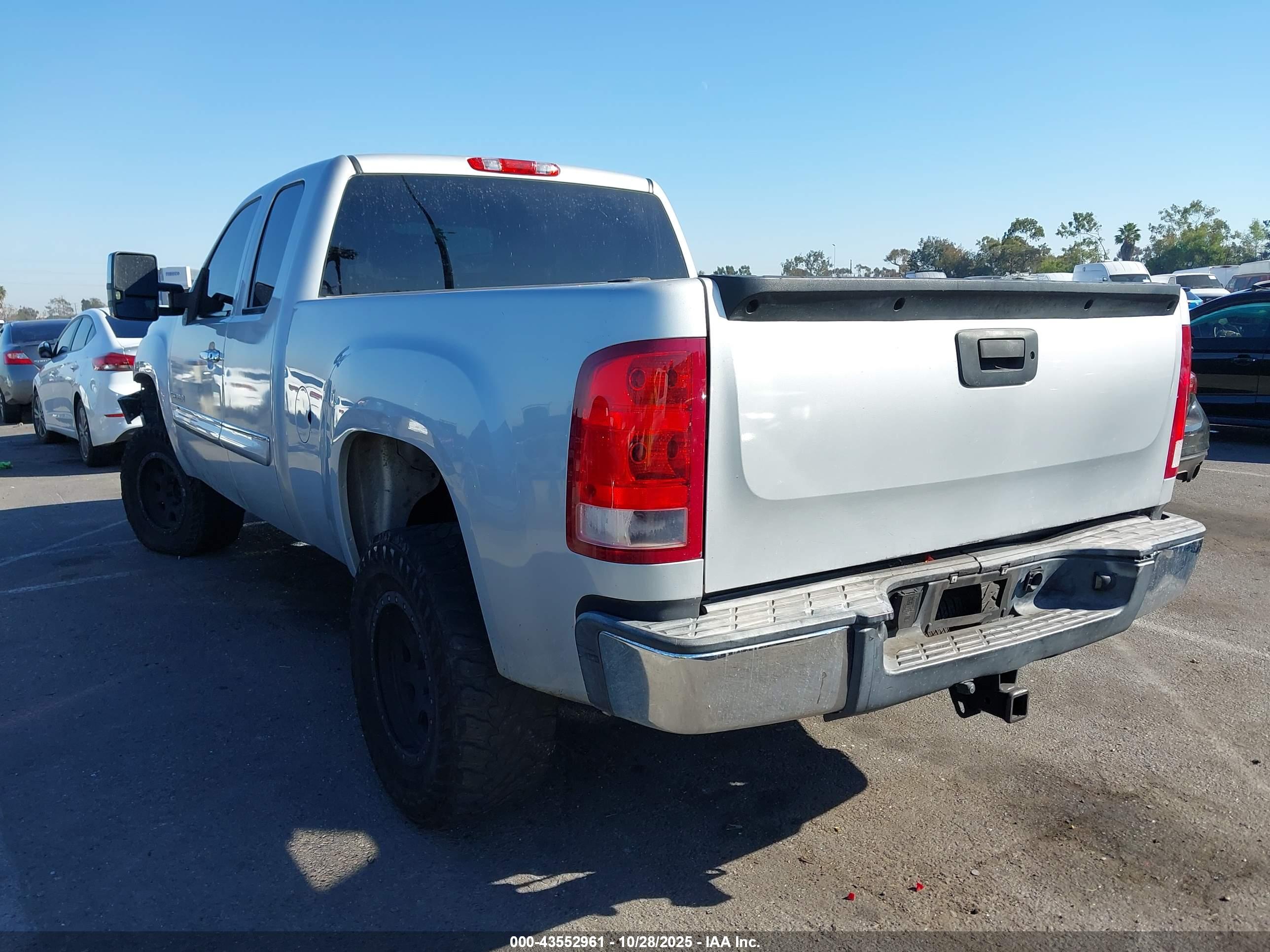 GMC SIERRA image 3