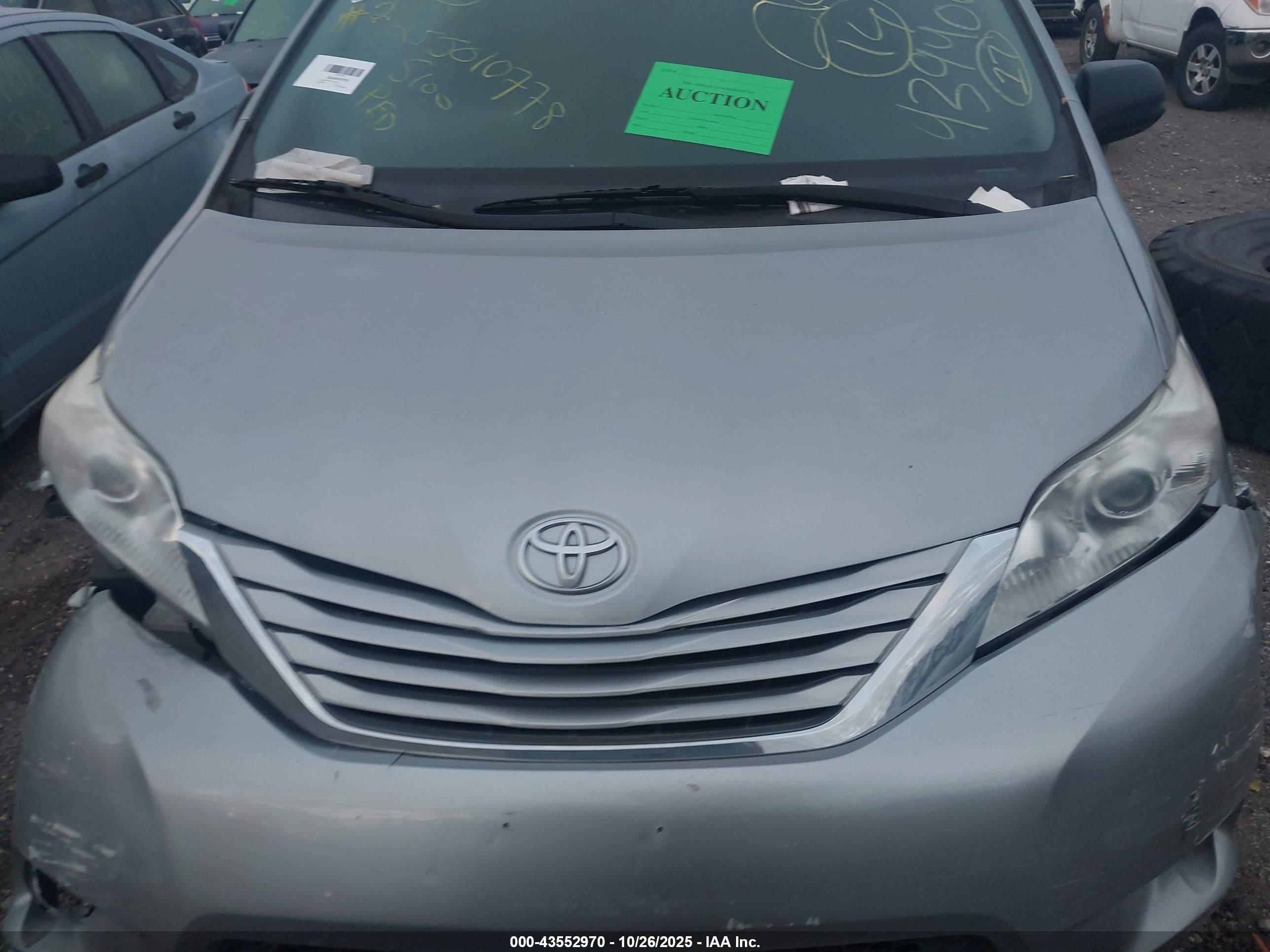 TOYOTA SIENNA image 10