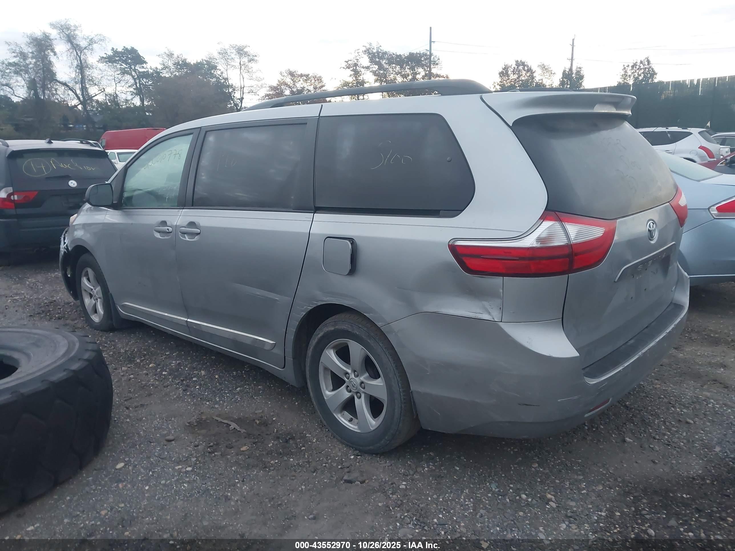 TOYOTA SIENNA image 3