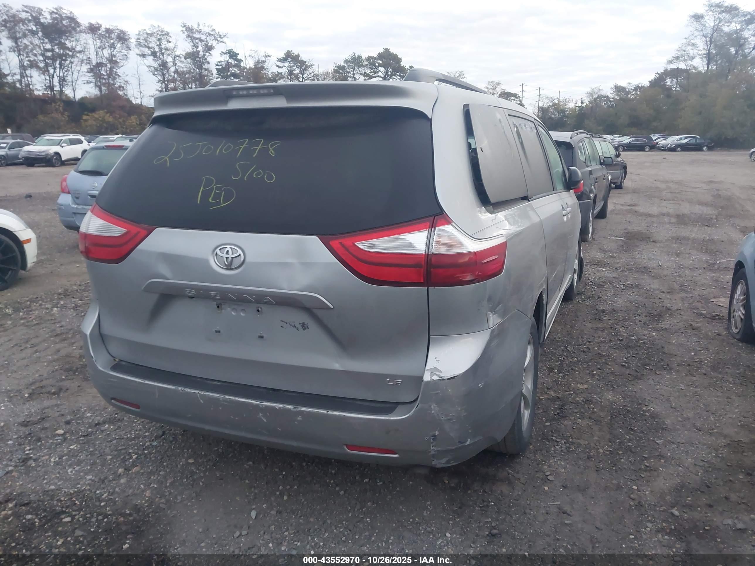 TOYOTA SIENNA image 4