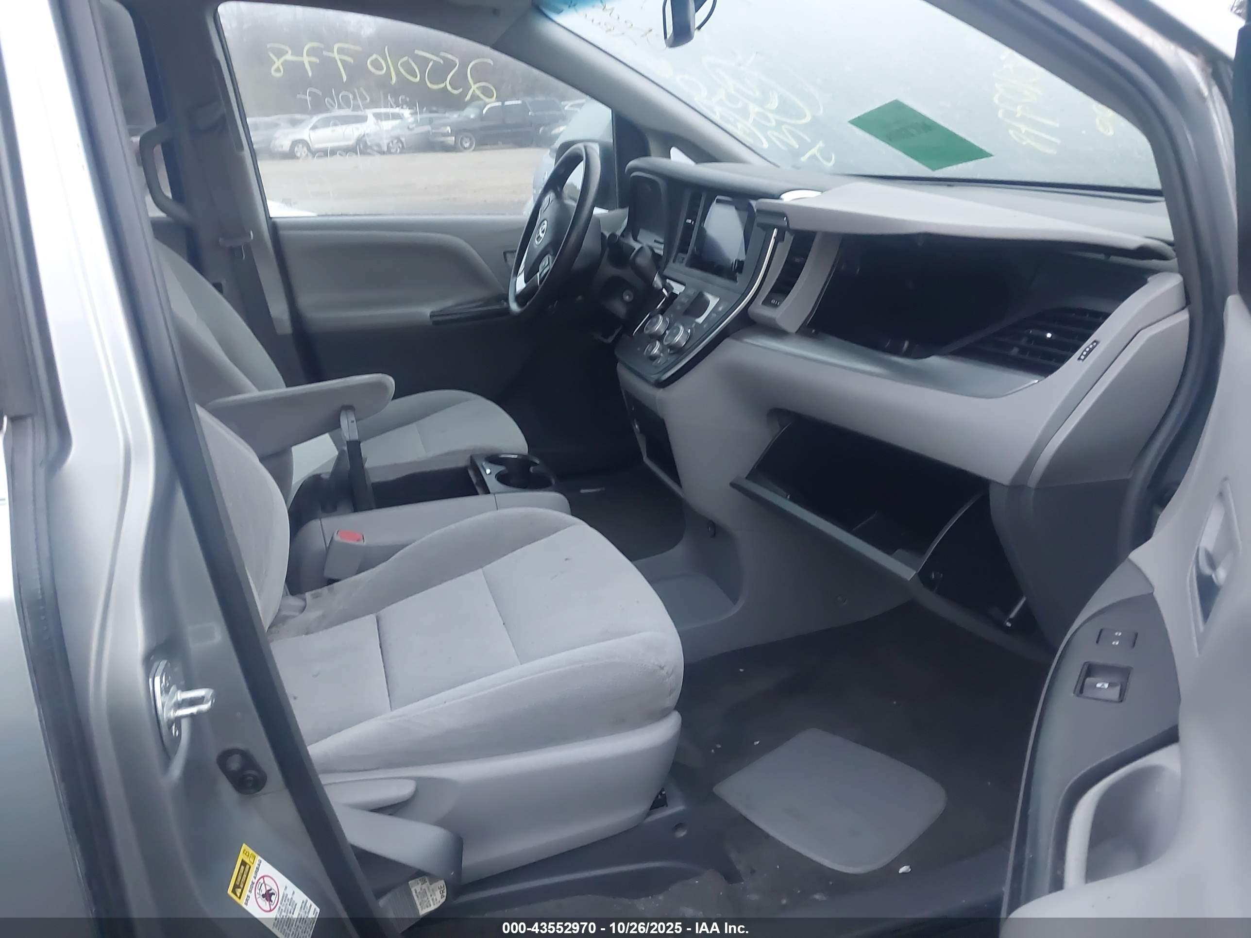 TOYOTA SIENNA image 5