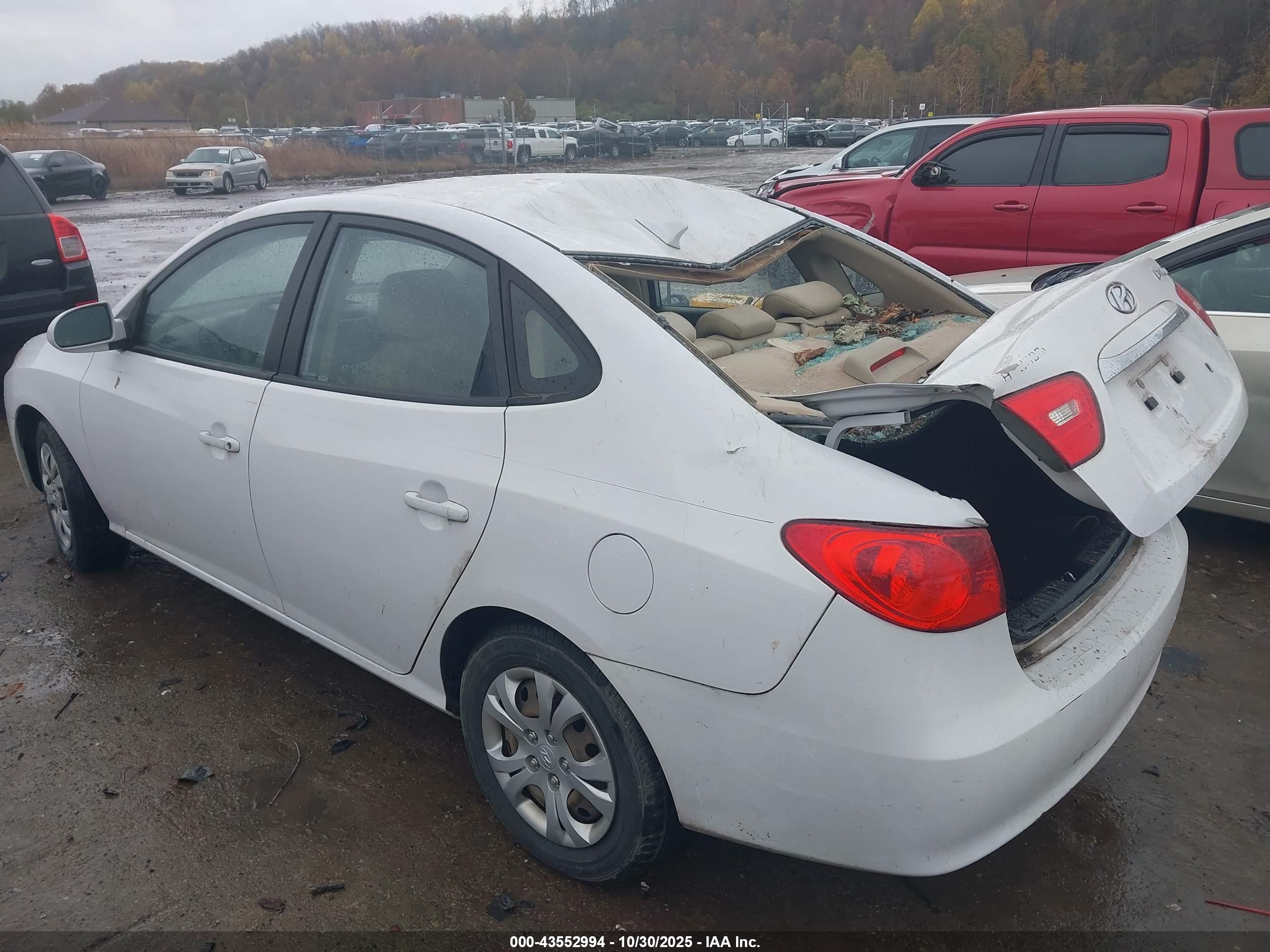 HYUNDAI ELANTRA image 3