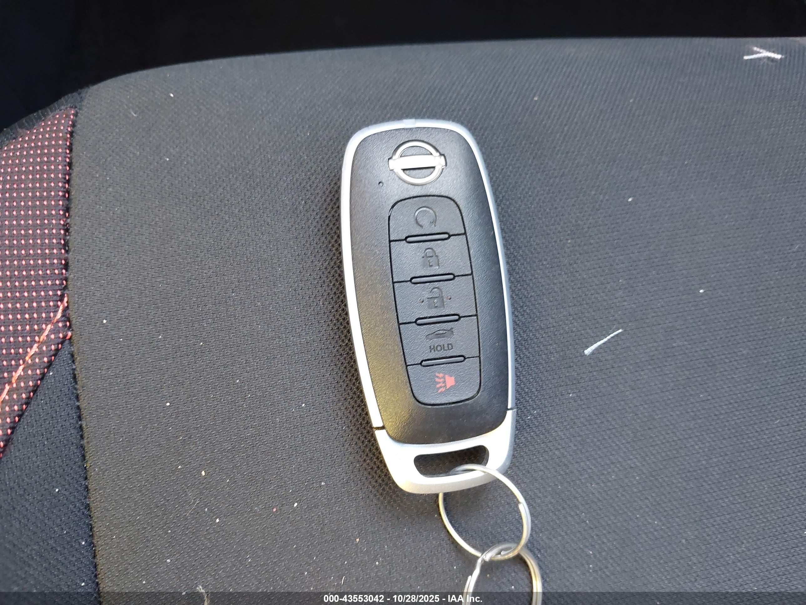 NISSAN VERSA image 11