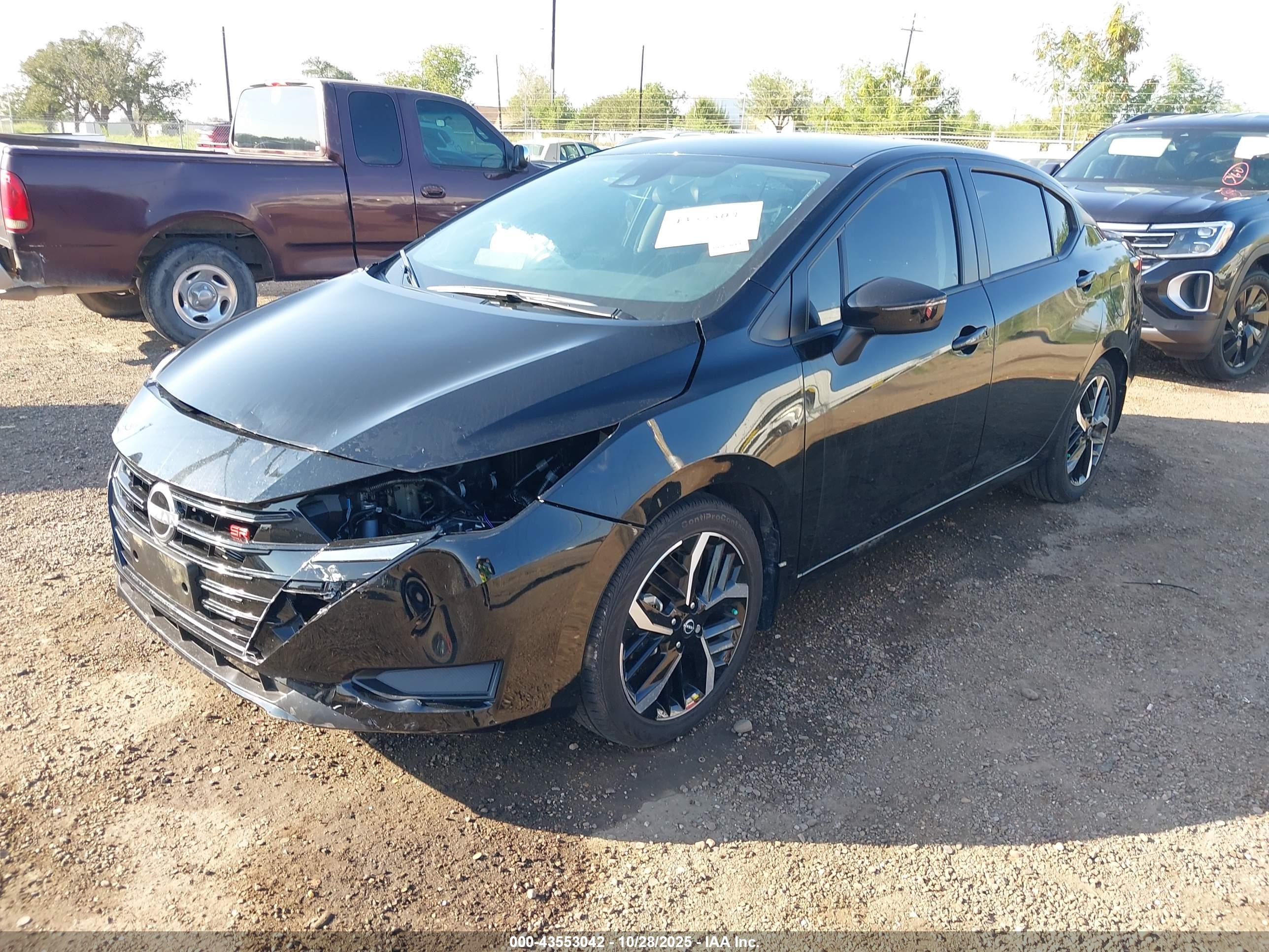 NISSAN VERSA image 2