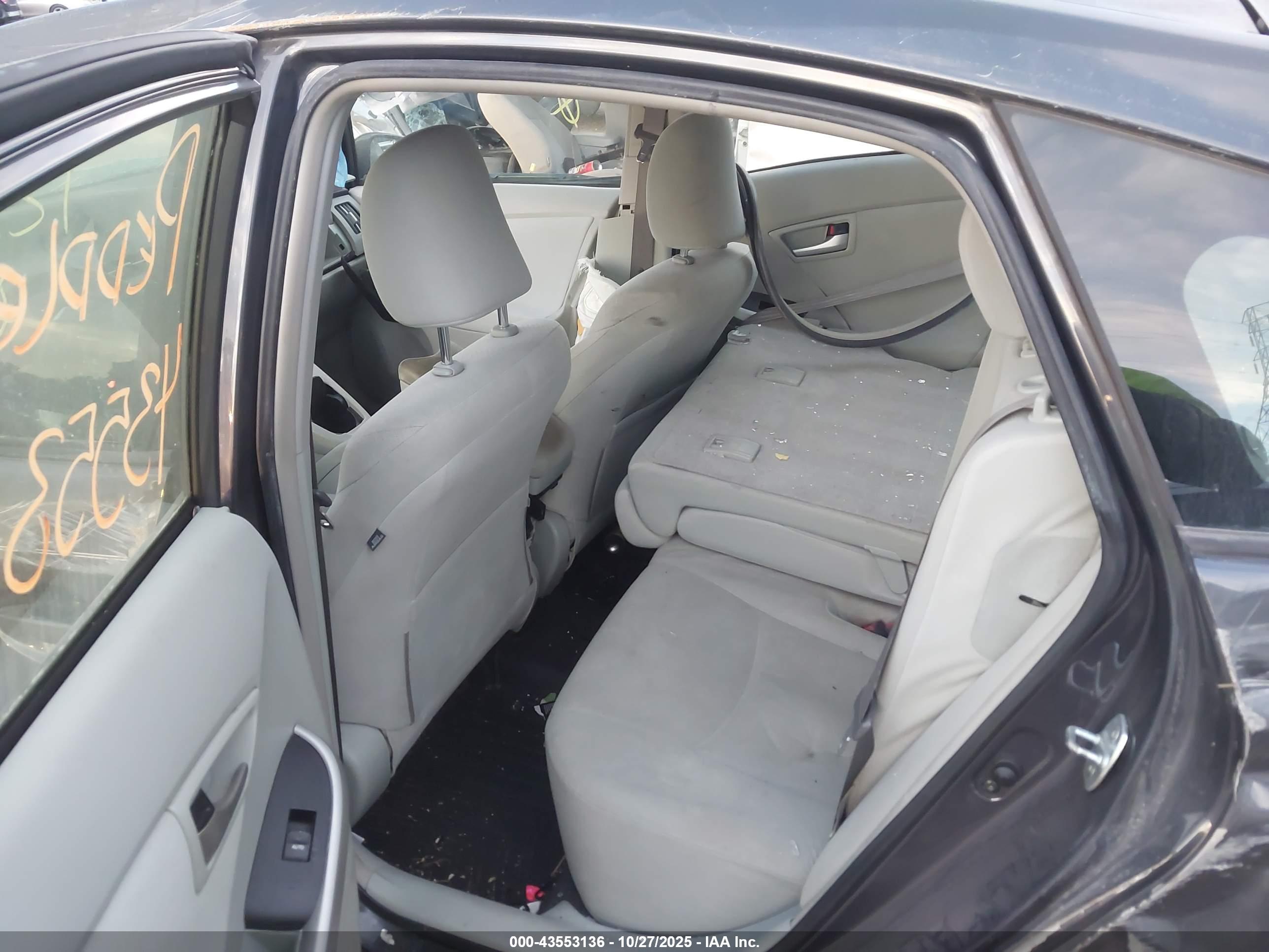 TOYOTA PRIUS image 8