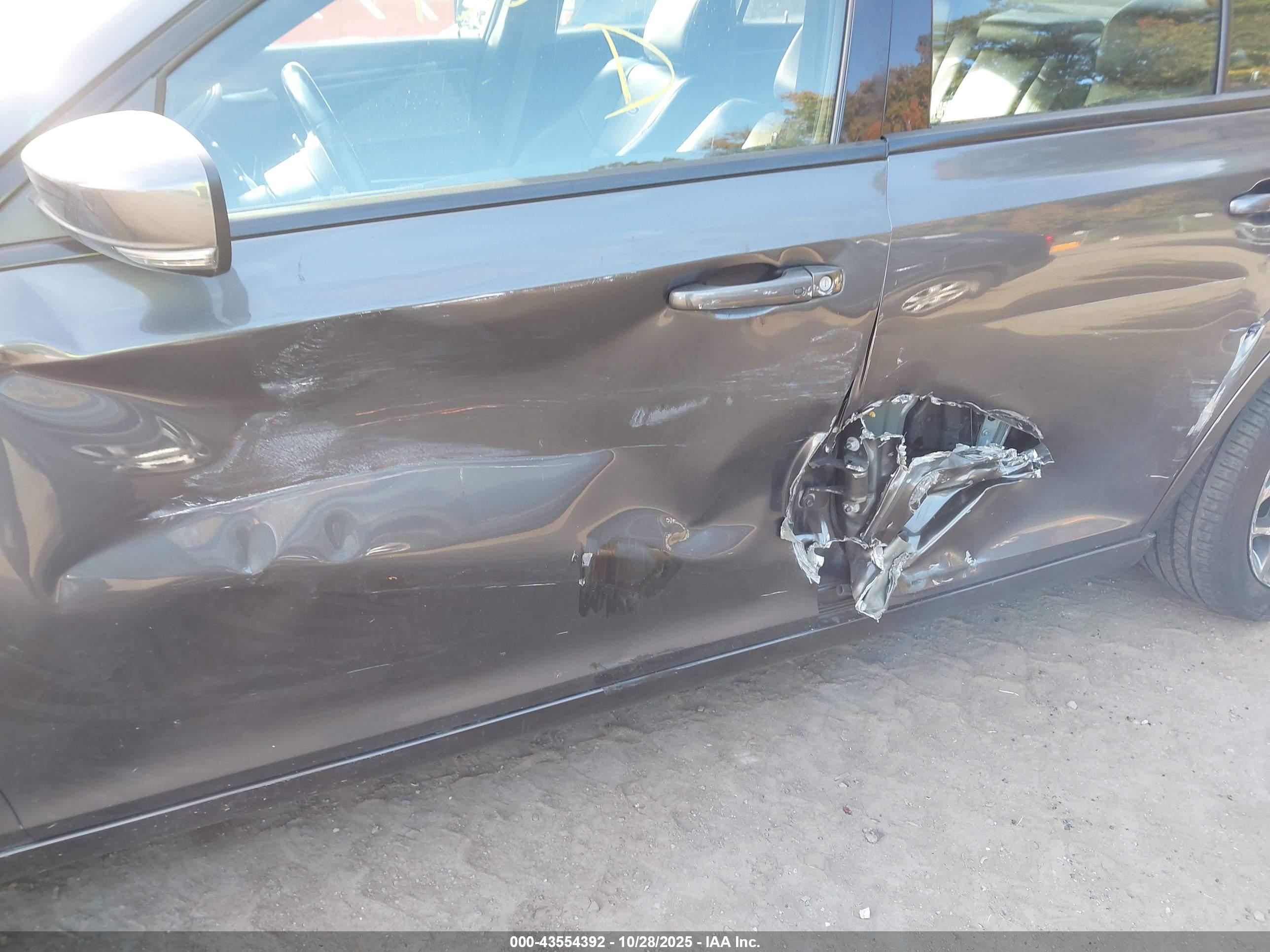 CHRYSLER 300 image 6