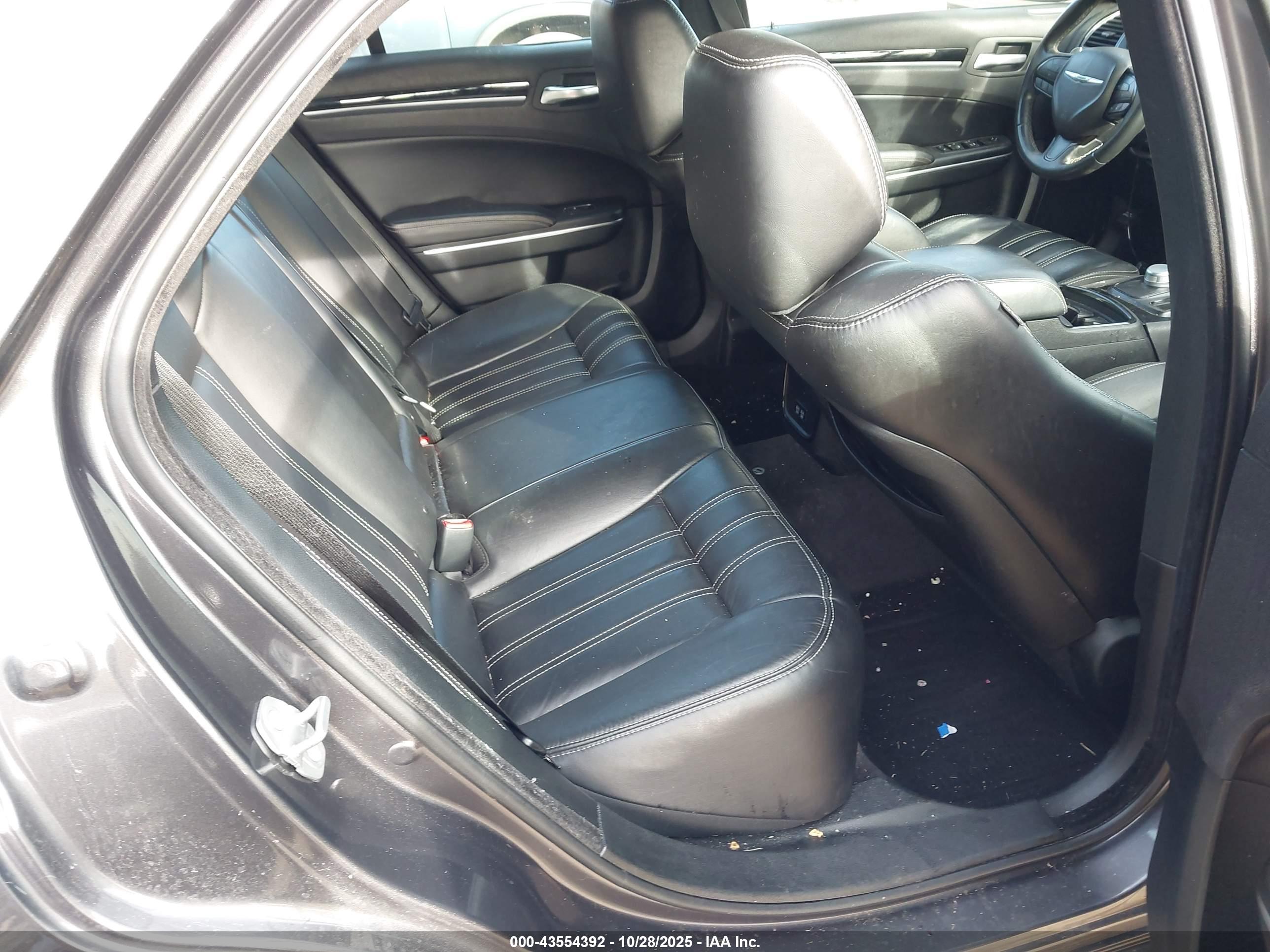 CHRYSLER 300 image 8