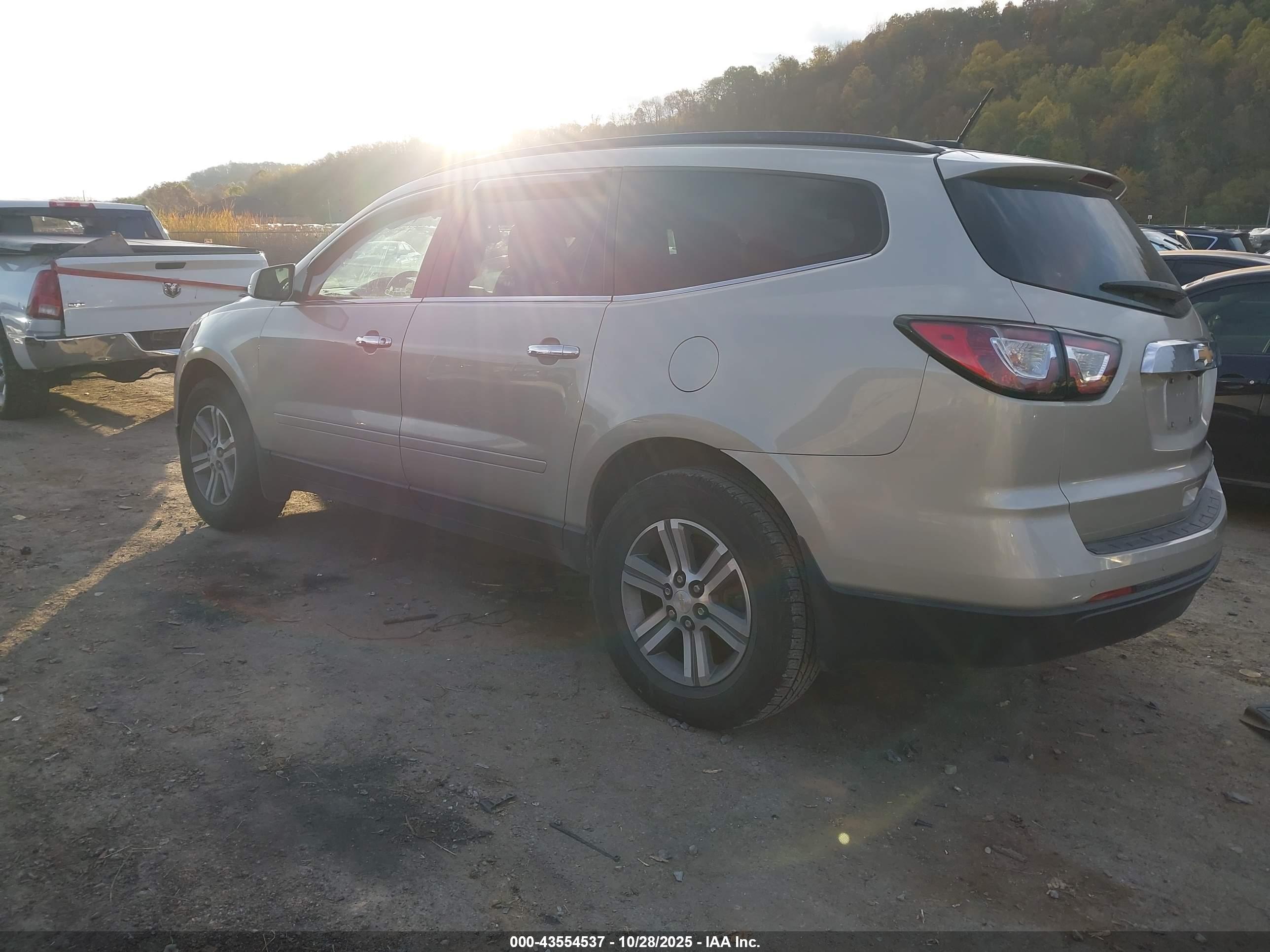 CHEVROLET TRAVERSE image 3