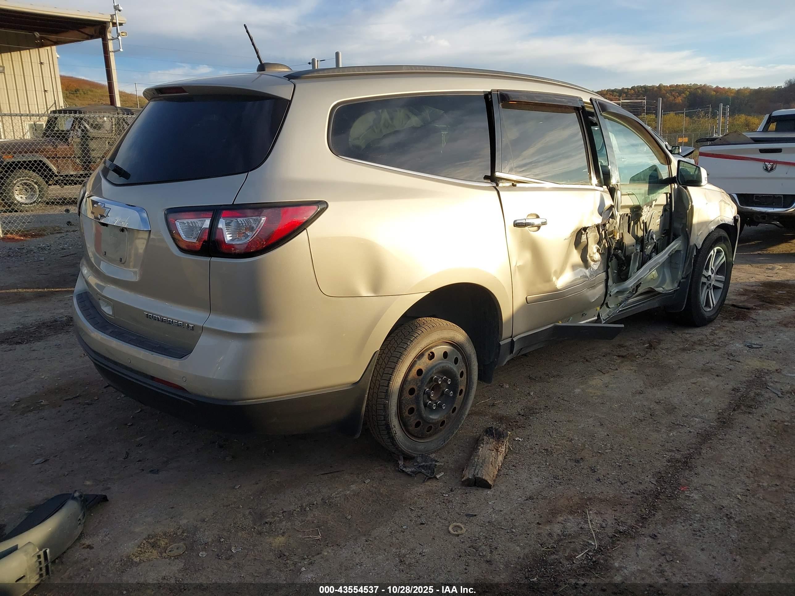 CHEVROLET TRAVERSE image 4