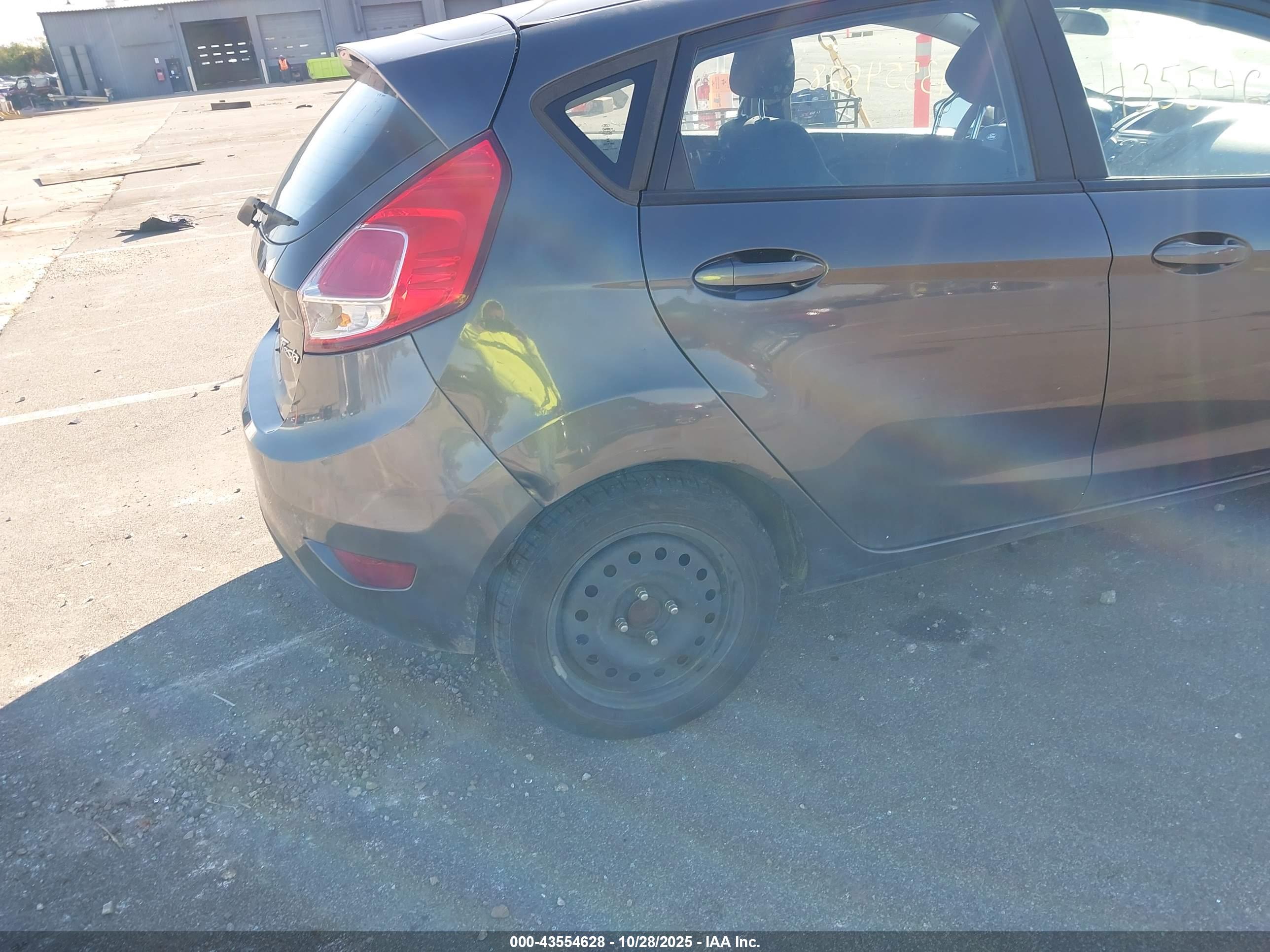 FORD FIESTA image 6