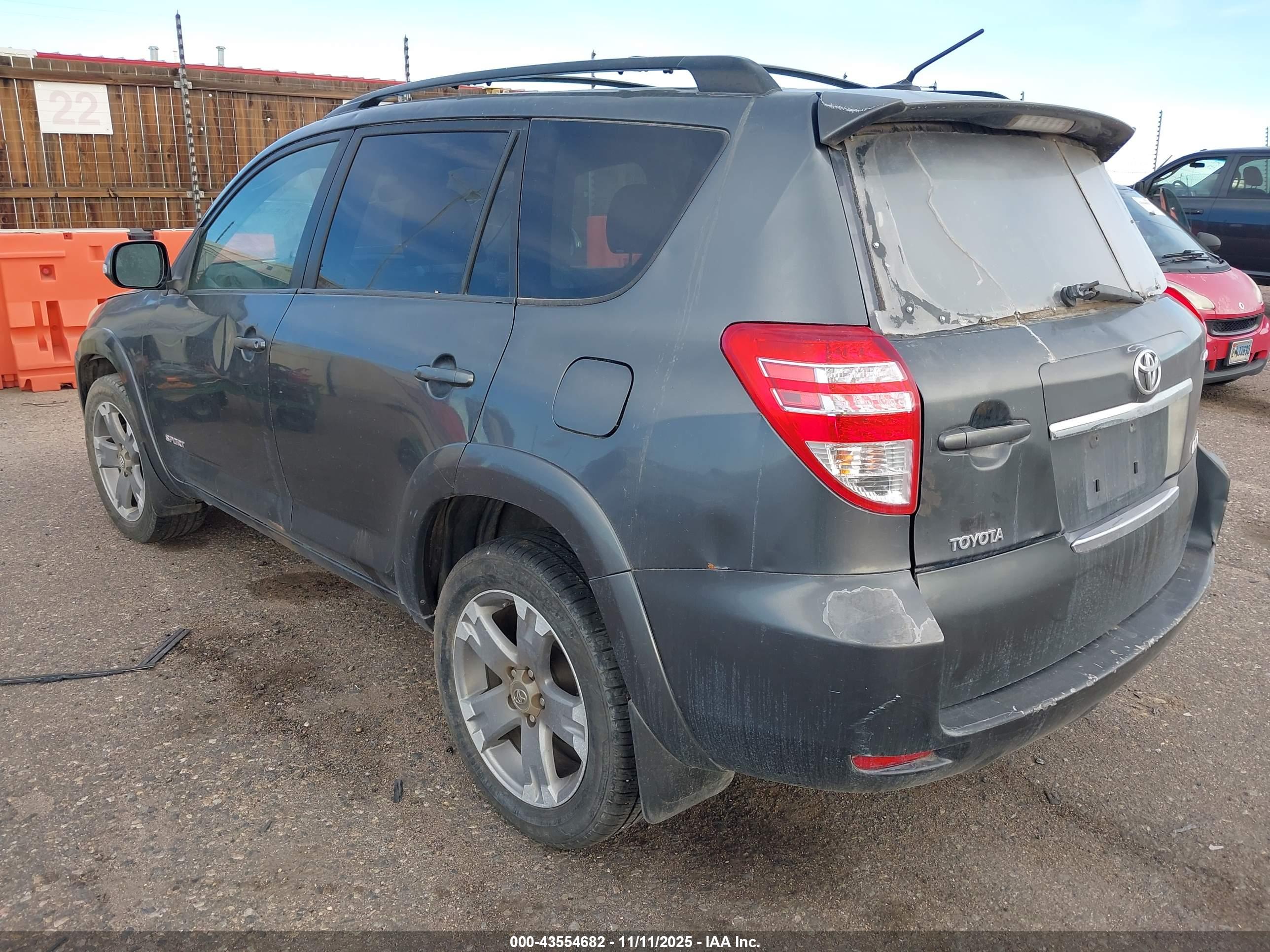 TOYOTA RAV4 image 3